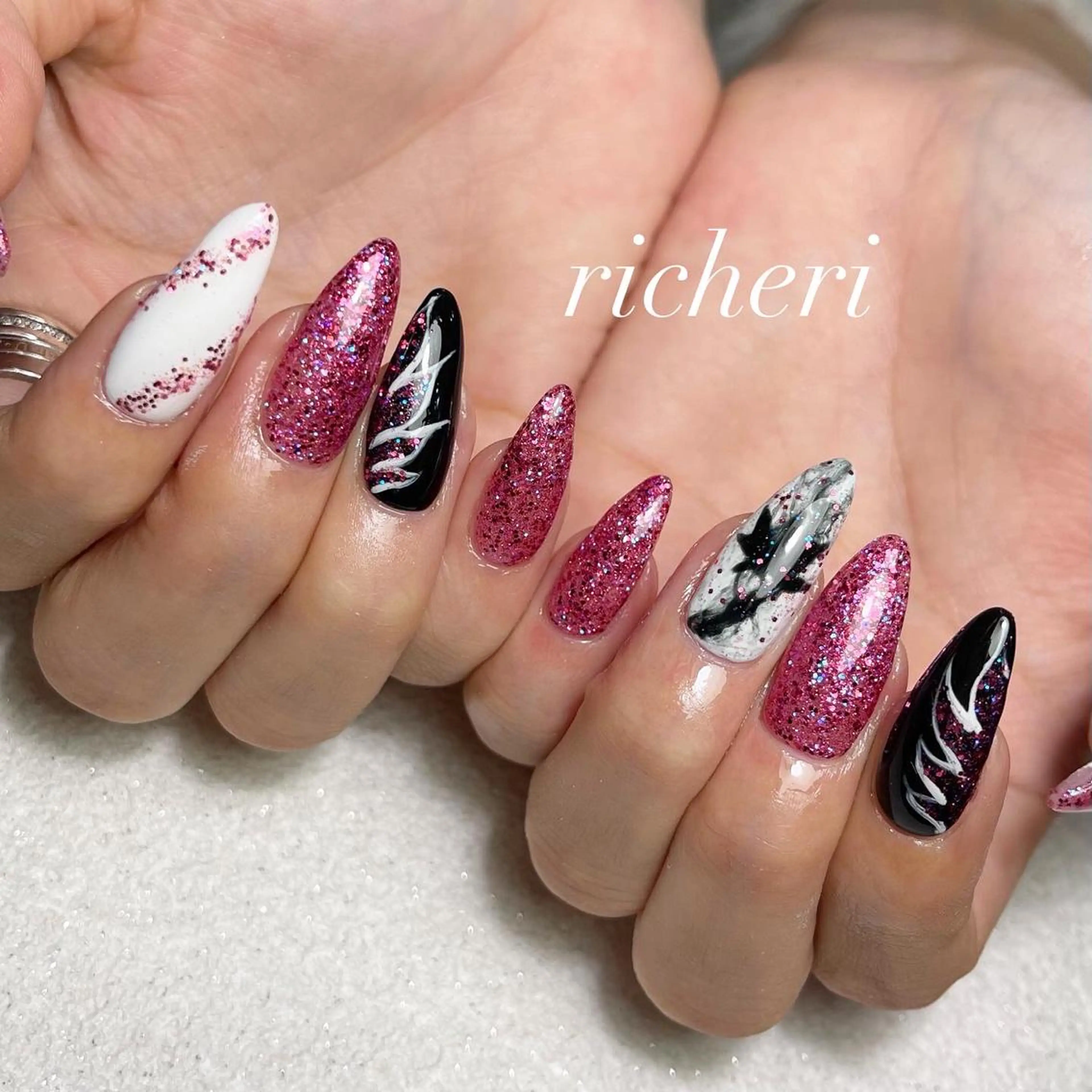 ミディアム ネイル 韓国風ヘア アートネイル フレンチネイル ジェルネイル ガラスフレンチ richeri beautyのエステ・リラクイメージ