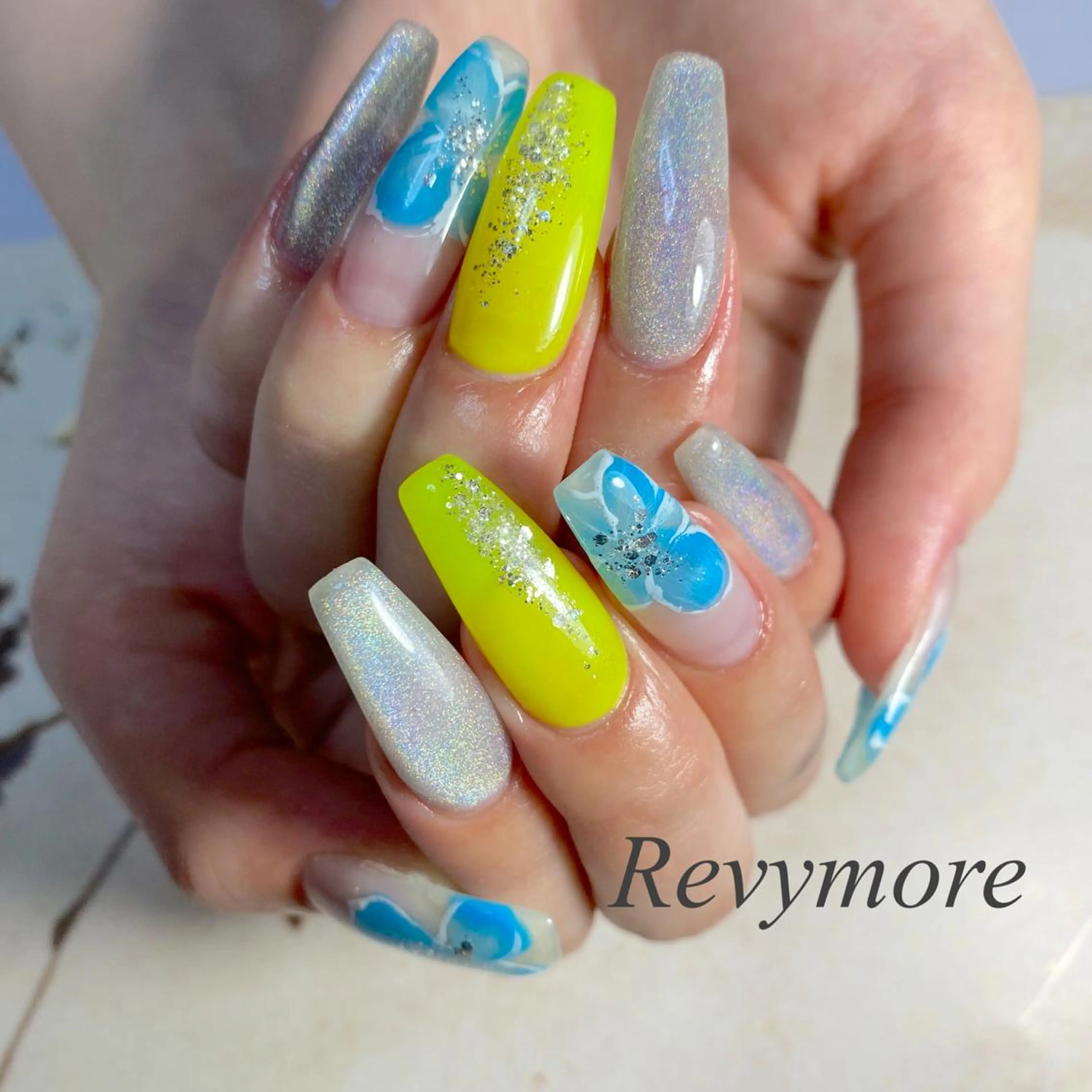 セミロング ネイル イエローカラー 韓国風ヘア アートネイル フラワーネイル ジェルネイル nail salon Revymoreのネイルデザイン