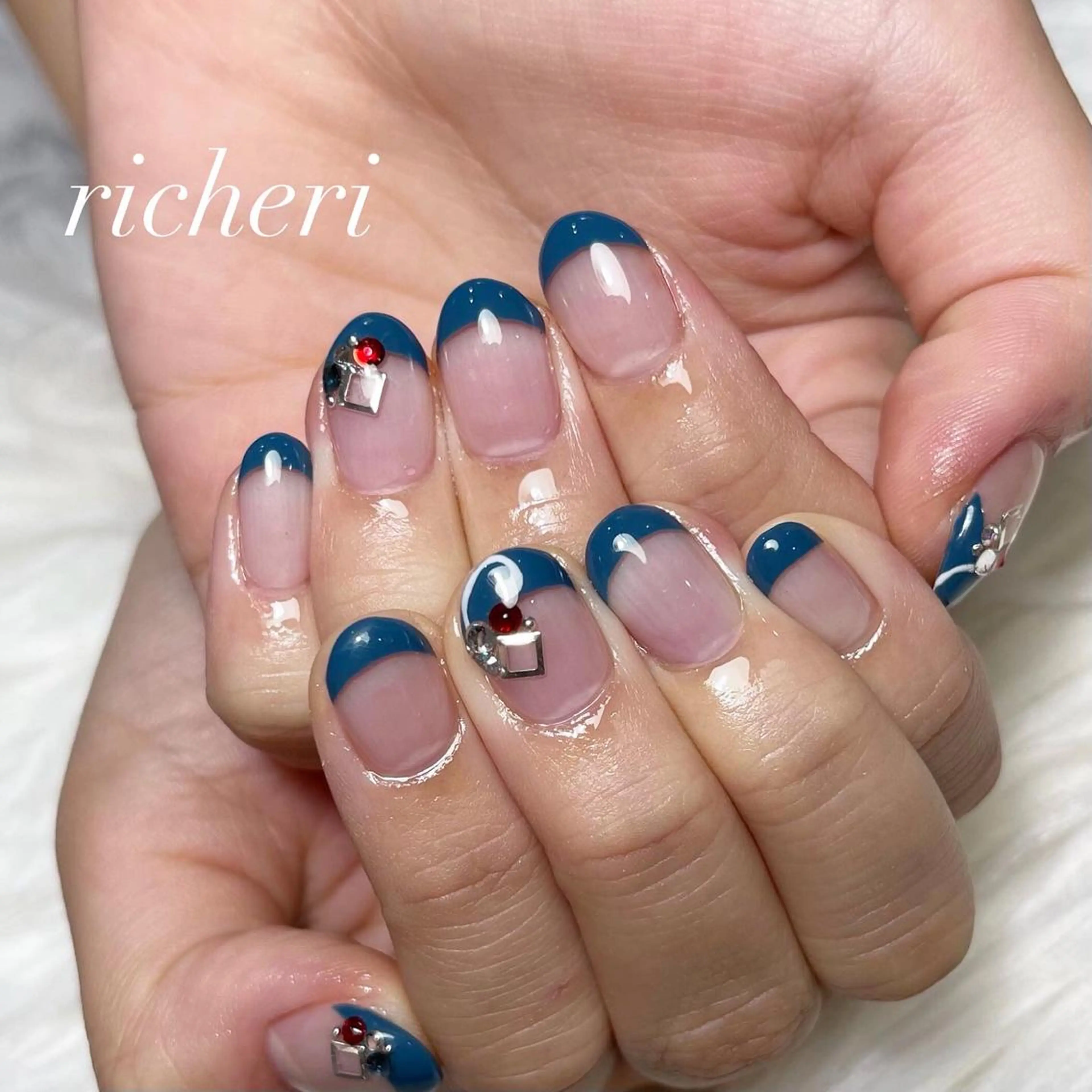 ミディアム ネイル 韓国風ヘア アートネイル ブルー フレンチネイル ジェルネイル richeri beautyのエステ・リラクイメージ