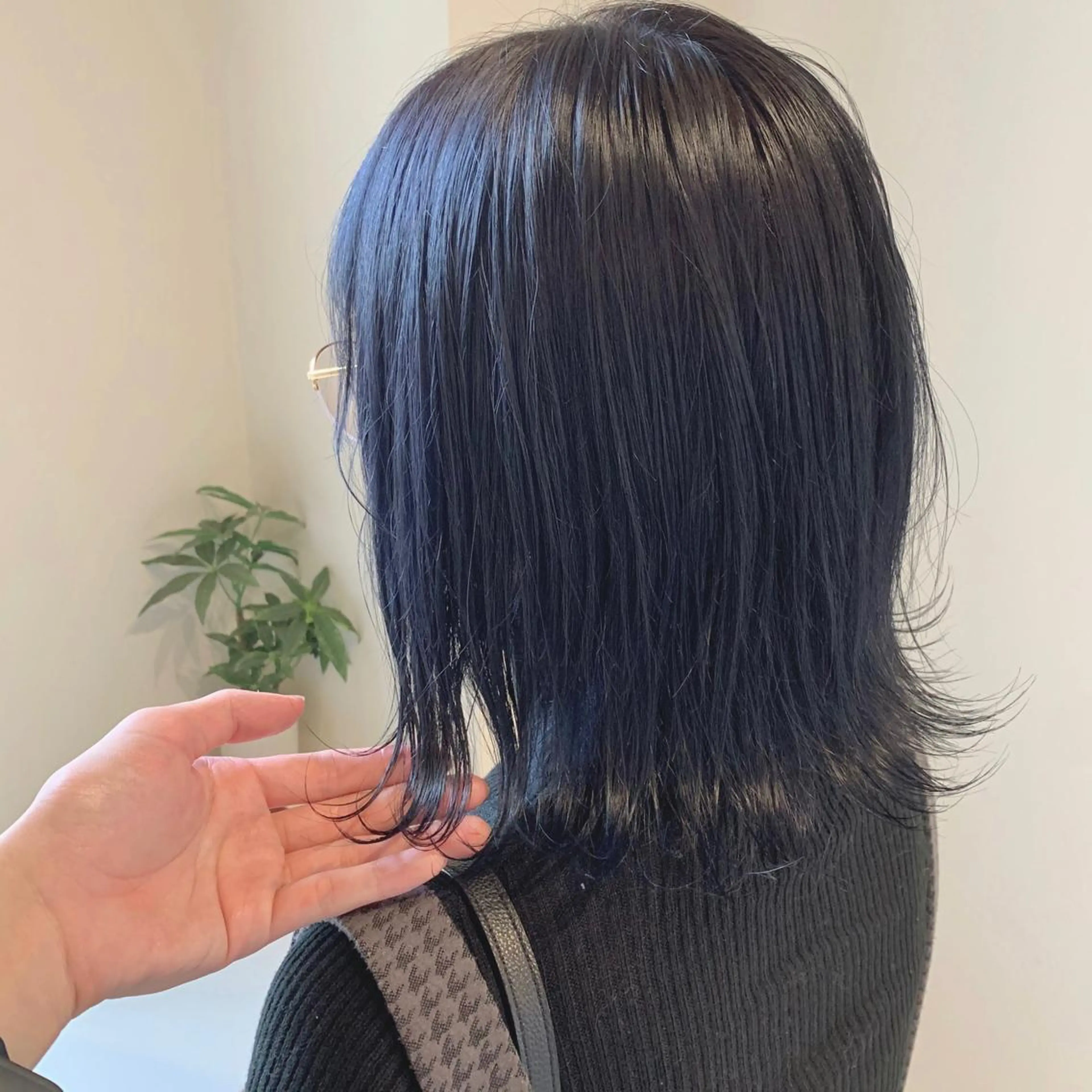 ショート カラー 黒髪 ブリーチ ブルーカラー ブルーブラック シルバー 清水 亮太／赤み消しカラーのヘアスタイル