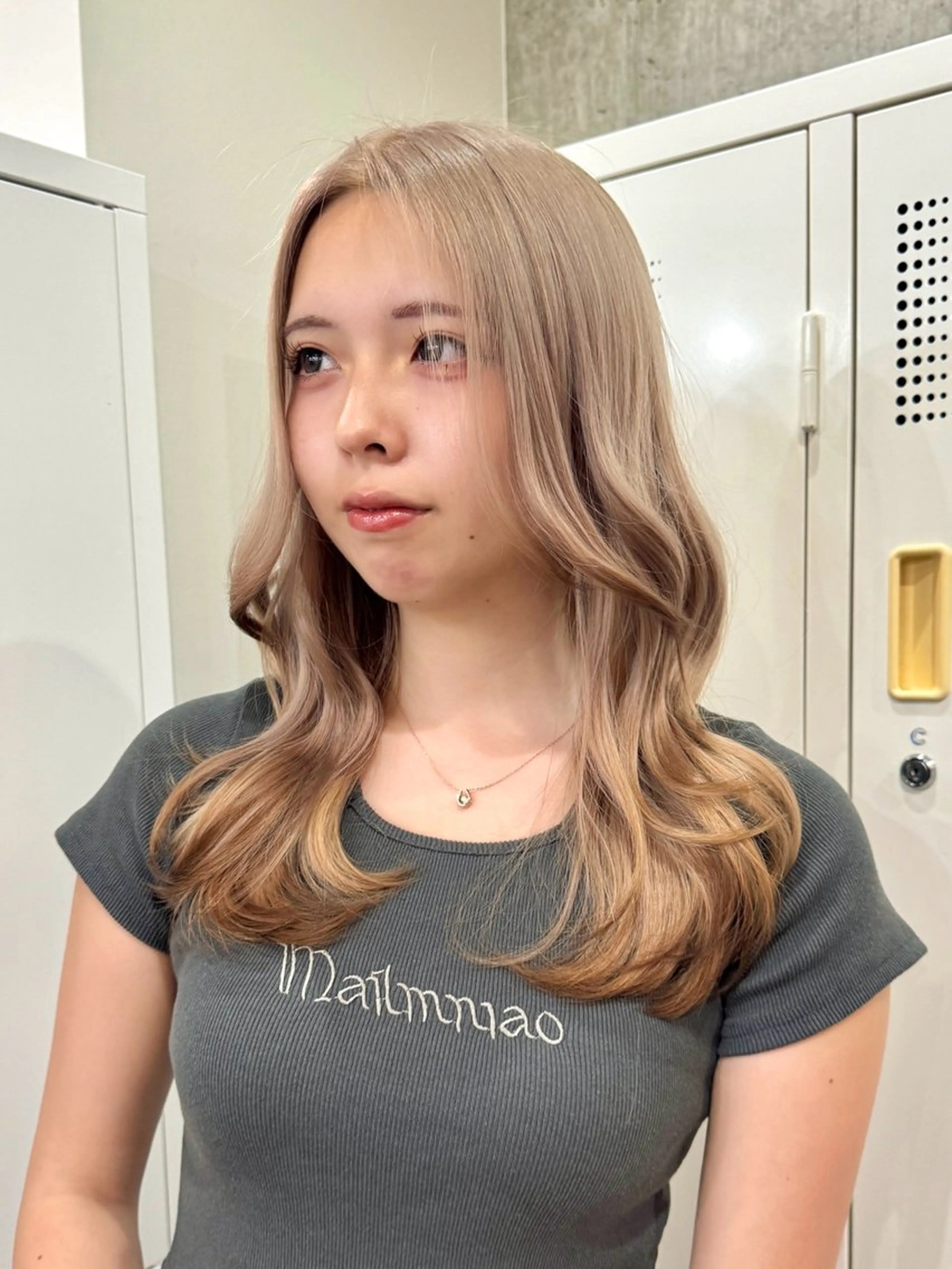 セミロング カラー ベージュカラー ミルクティーベージュ ヘアカラー トリートメント 切りっぱなしボブ/ ブリーチカラー/大塚のヘアスタイル