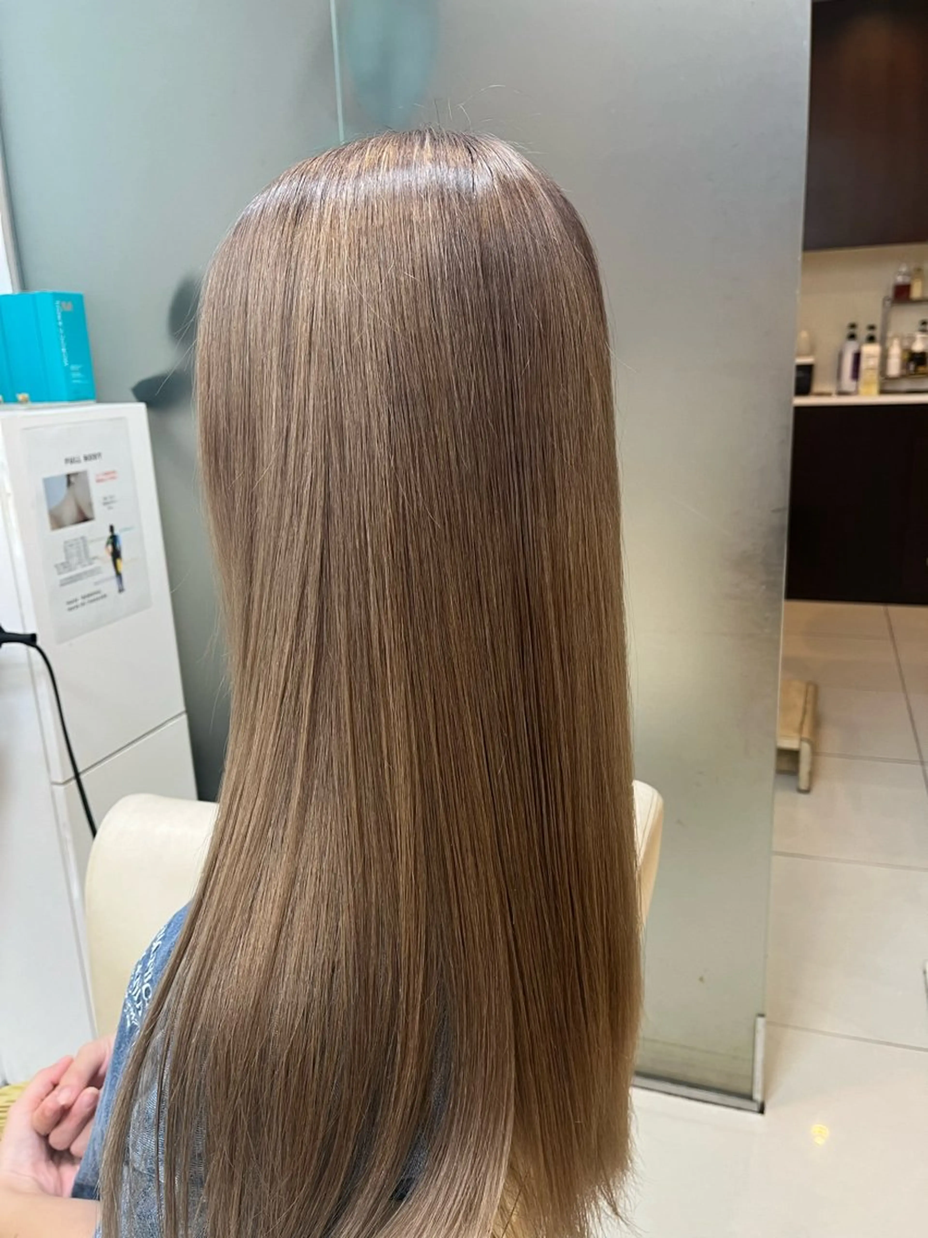 セミロング カラー ベージュカラー ブリーチ 柳川 玲也のヘアスタイル