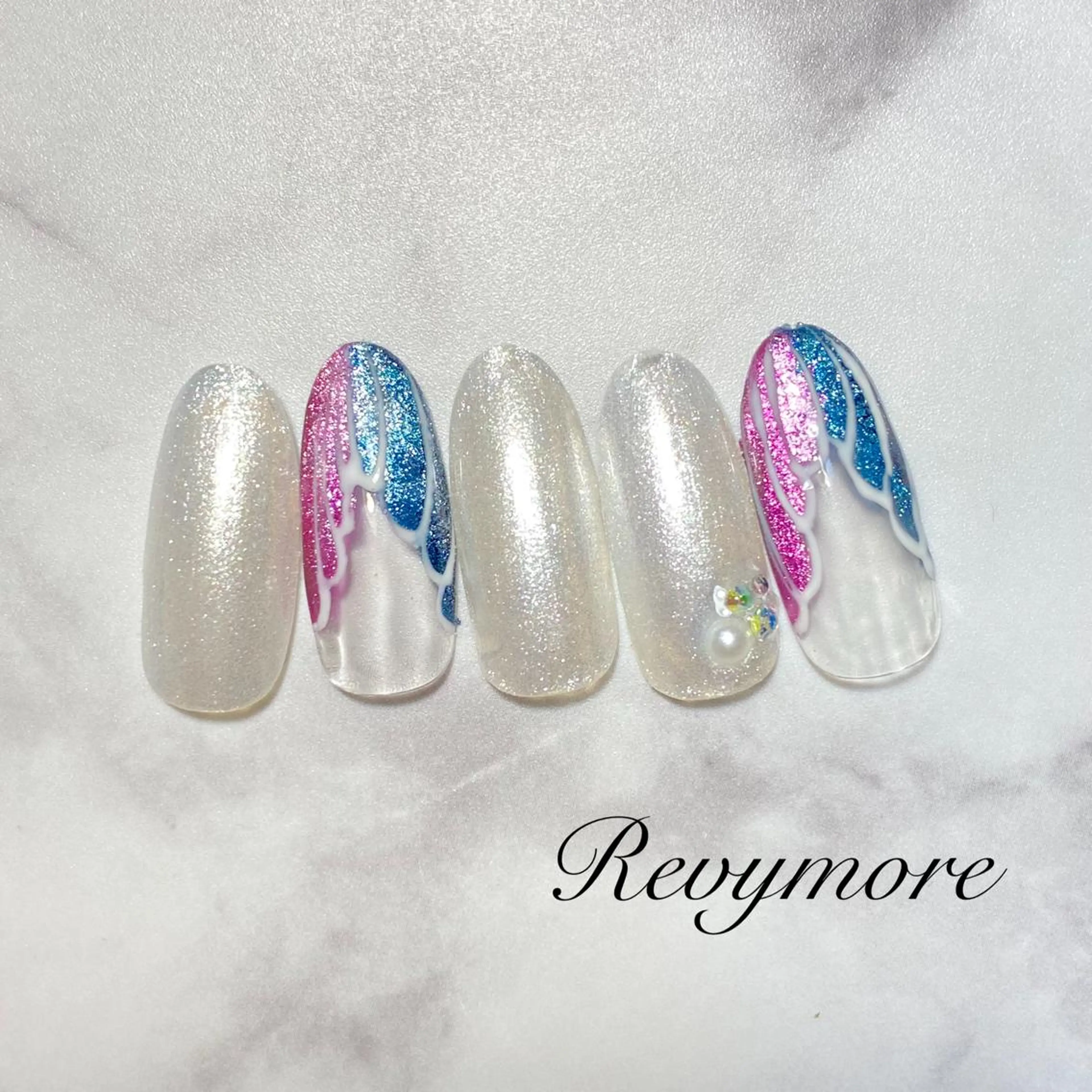 ミディアム ネイル 韓国風ヘア フレンチネイル ジェルネイル キラキラネイル 韓国ネイル nail salon Revymoreのネイルデザイン