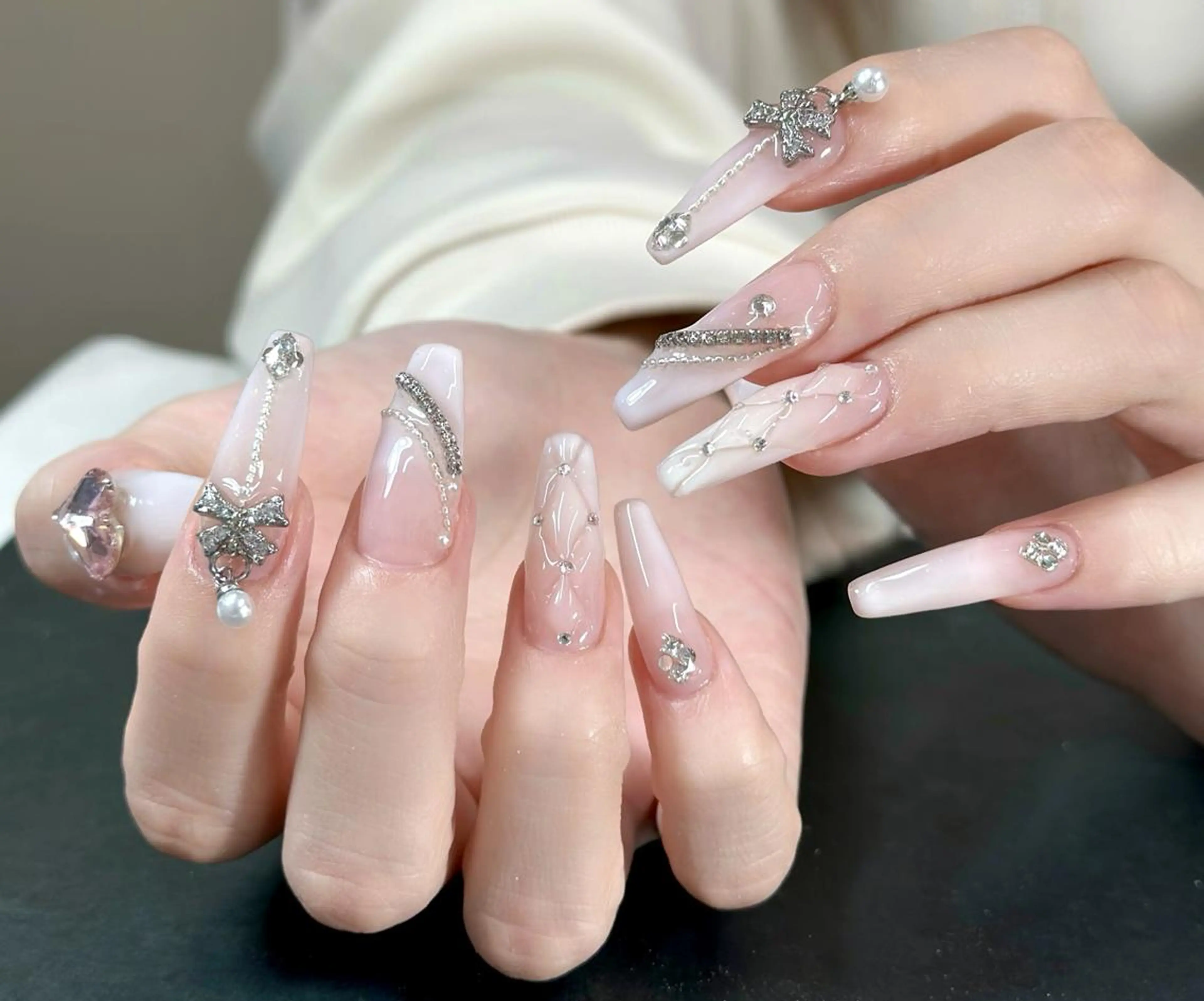 ネイル オーロラネイル ブルー チークネイル 長さ出し フットネイル ハンドネイル NAILS168 池袋西口駅前店のネイルデザイン