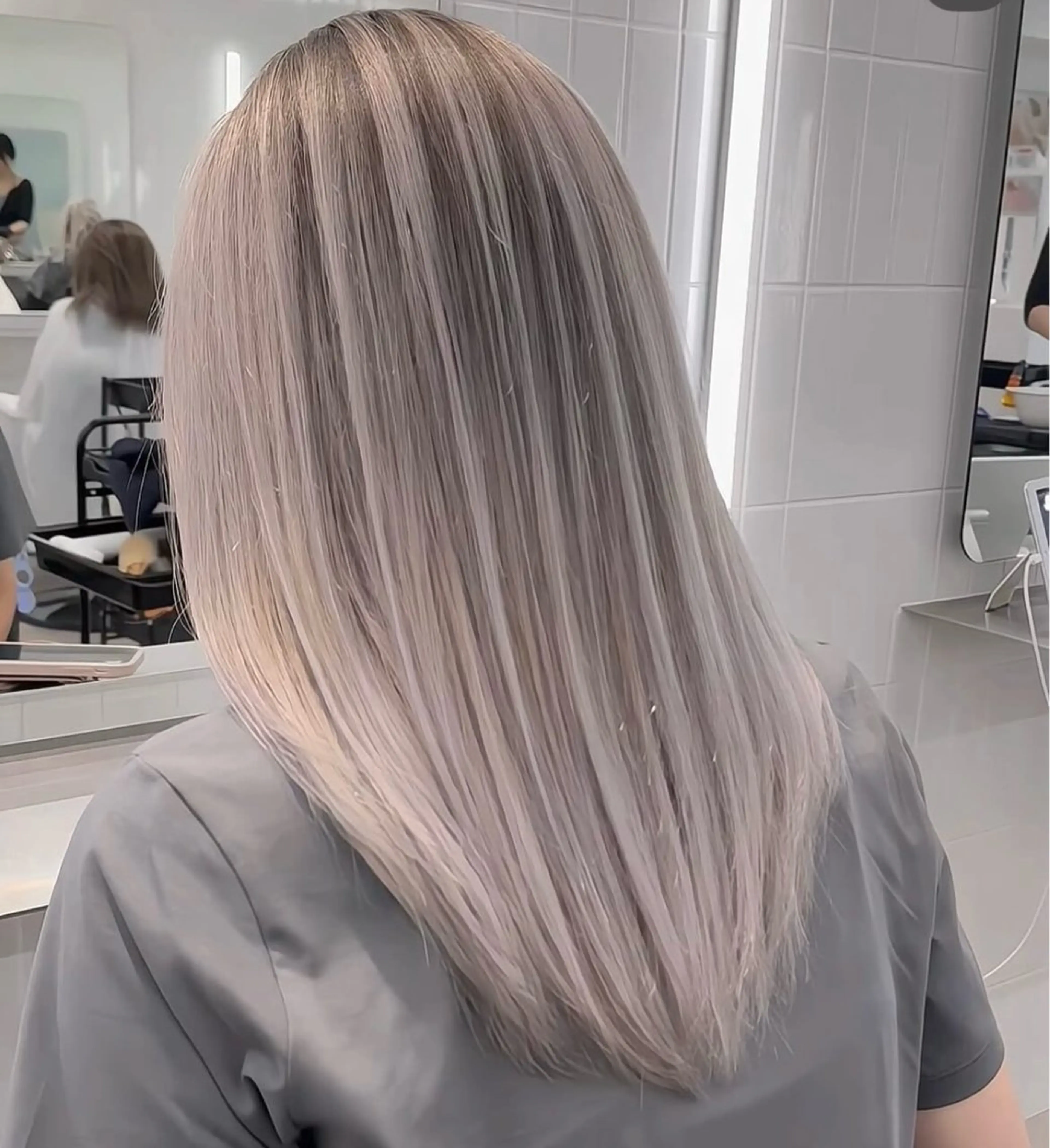 ロング カラー バレイヤージュ デザインカラー グラデーションカラー グレージュ レイヤーカット ヘアカラー トリートメント 表参道/ハイライト バレイヤージュのヘアスタイル