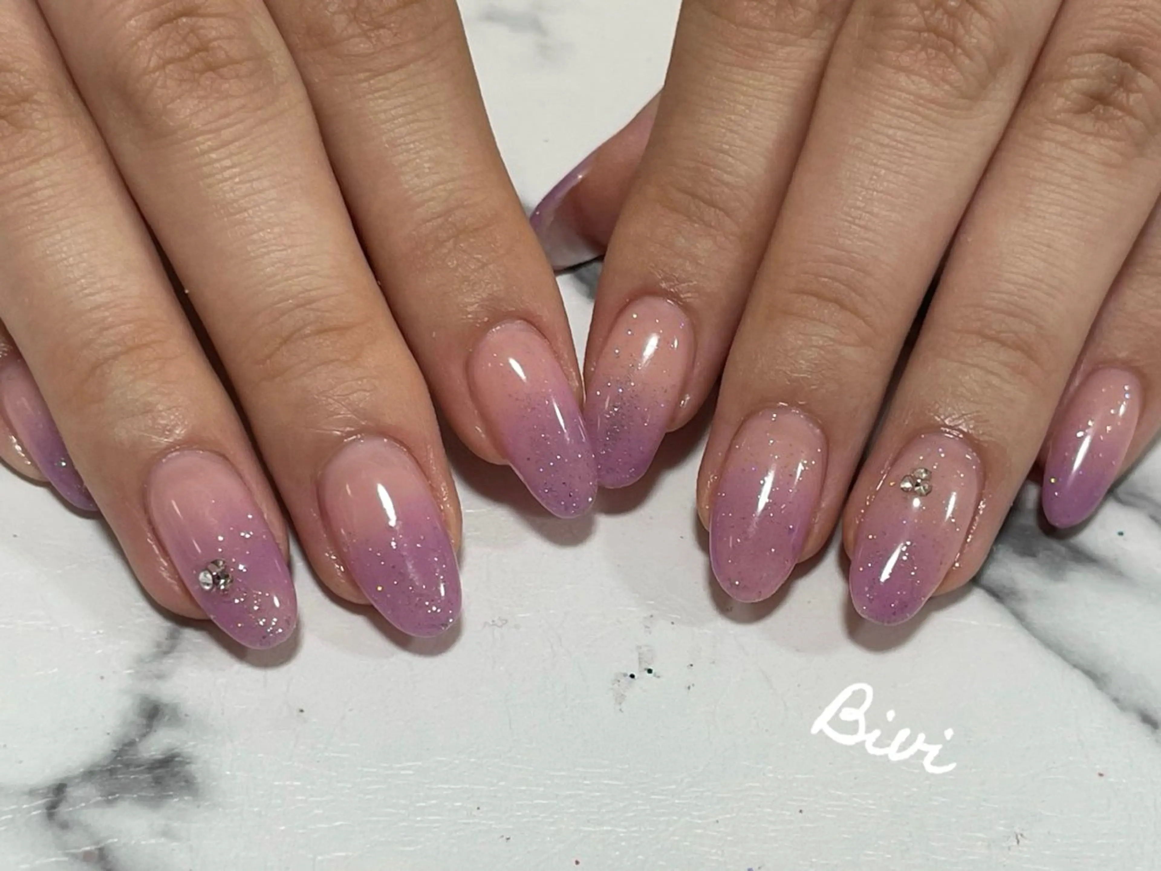 ネイル アートネイル フラッシュネイル ラメ(グリッター) 持ち込み シルバー ハンドネイル ハンドケア ♡Bivi♡自爪に 優しいネイルサロンのネイルデザイン