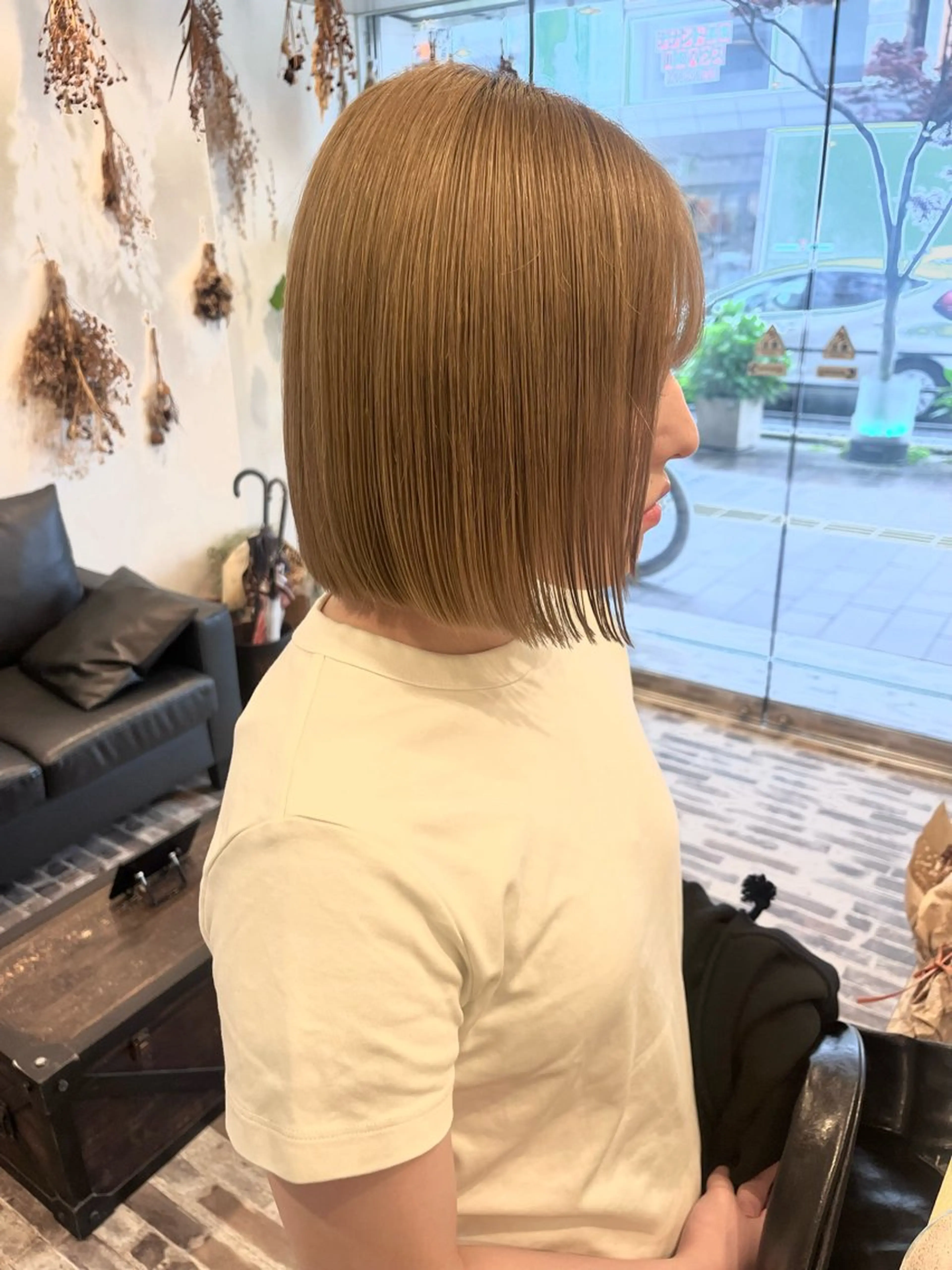 ショート カラー ベージュカラー ミルクティーベージュ ヘアカラー niko RINKAのヘアスタイル