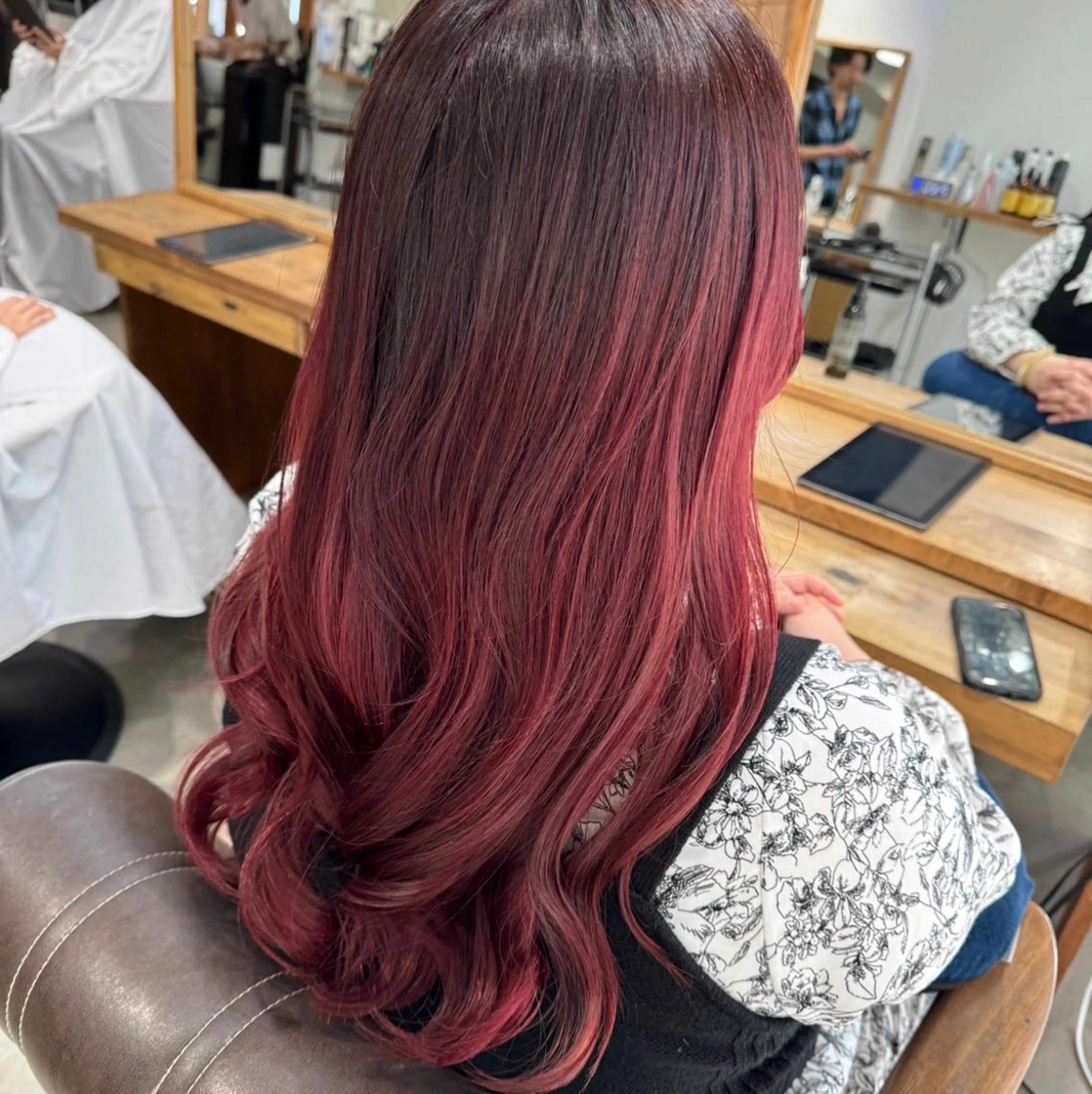 ロング カラー ブリーチ カシス レッドカラー ロング 安岡美咲✂︎ 艶カラー/髪質改善のヘアスタイル