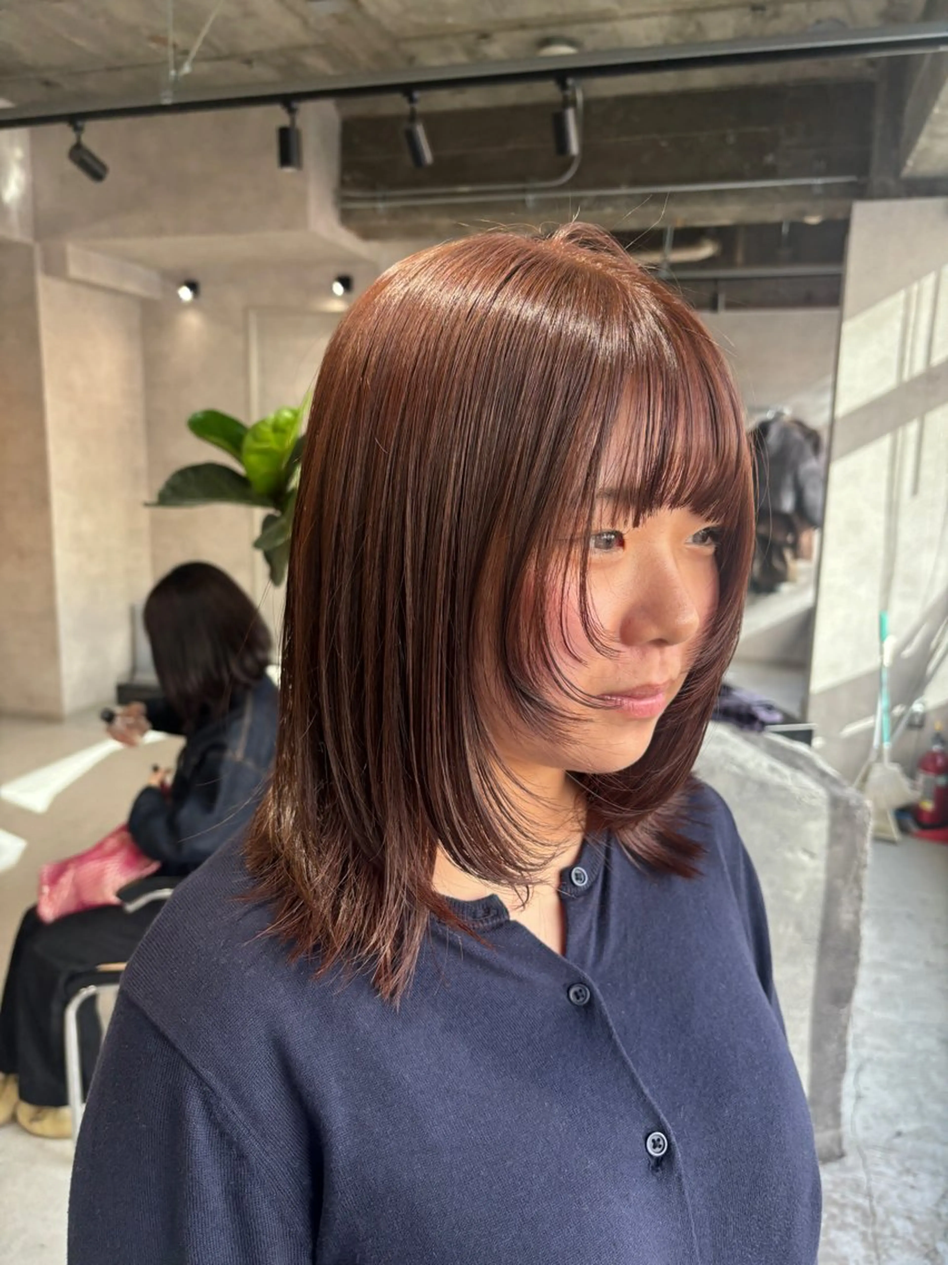 ミディアム 顔周りカット レイヤーカット 外ハネヘア ヘアカラー 長崎 紗南のヘアスタイル