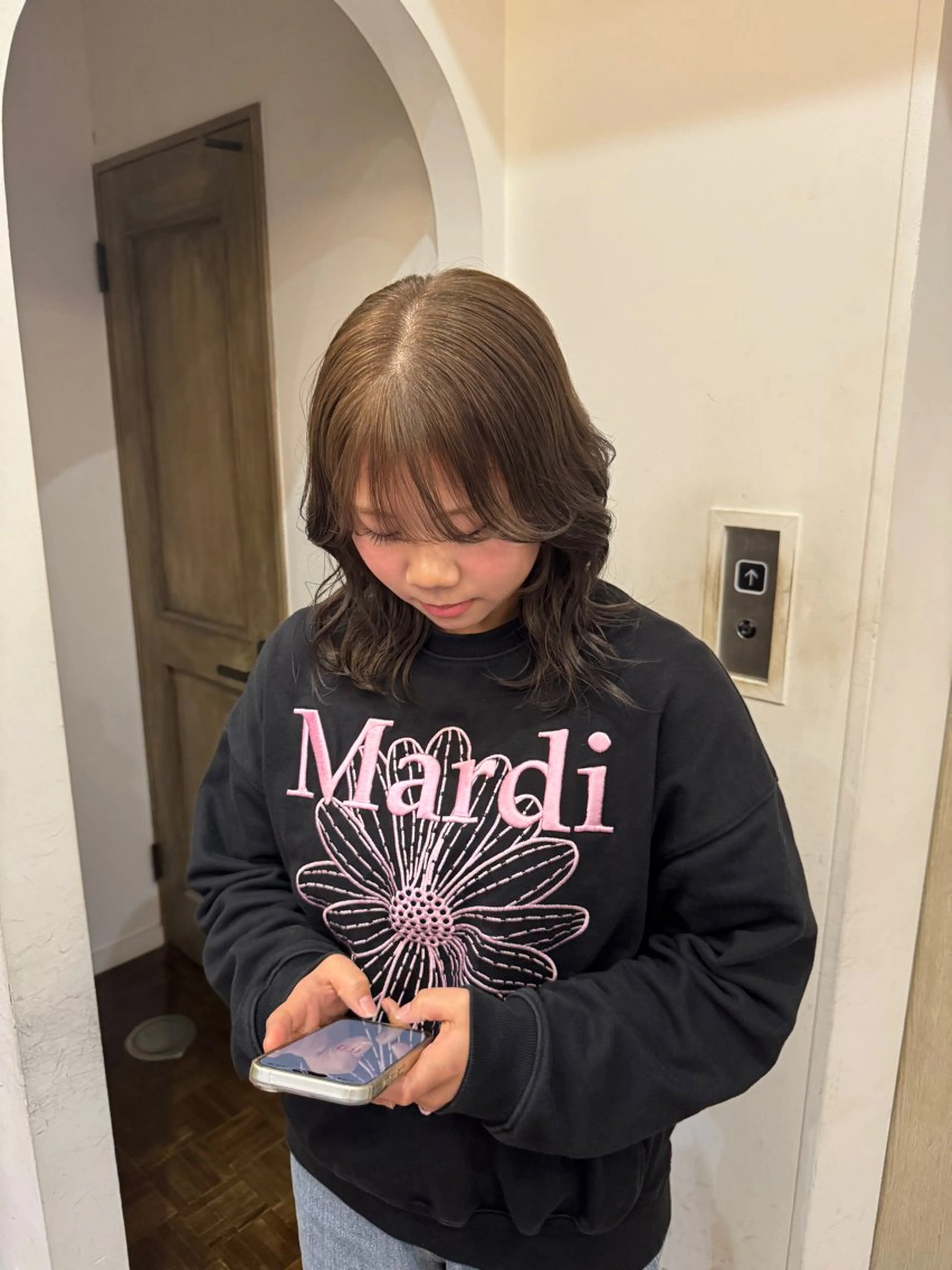 ミディアム カラー ベージュカラー ブリーチ ヘアカラー 天野 珠華のヘアスタイル