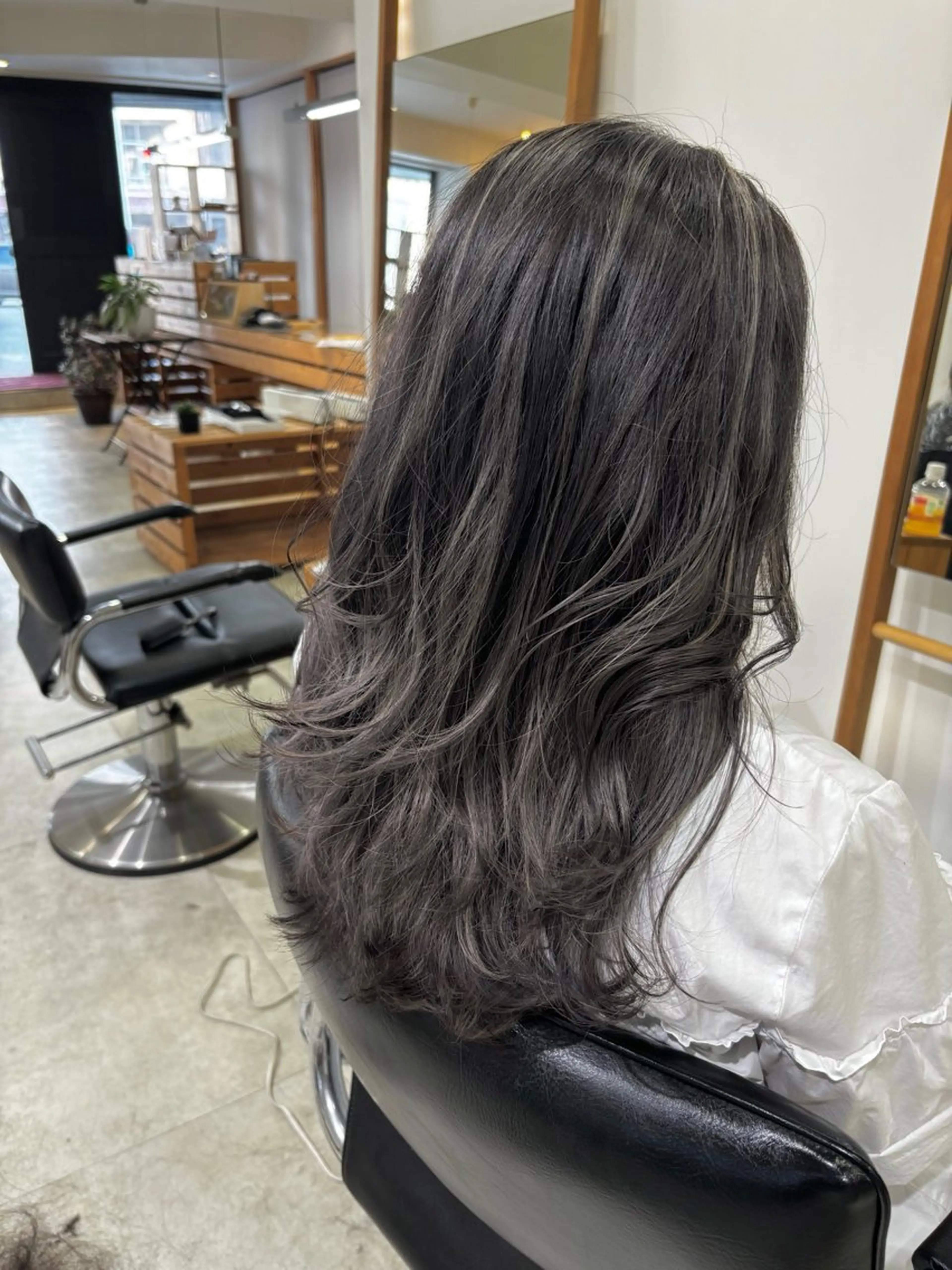 セミロング ハイライト カット ヘアカラー hoNua. 栄/透明感カラーのヘアスタイル