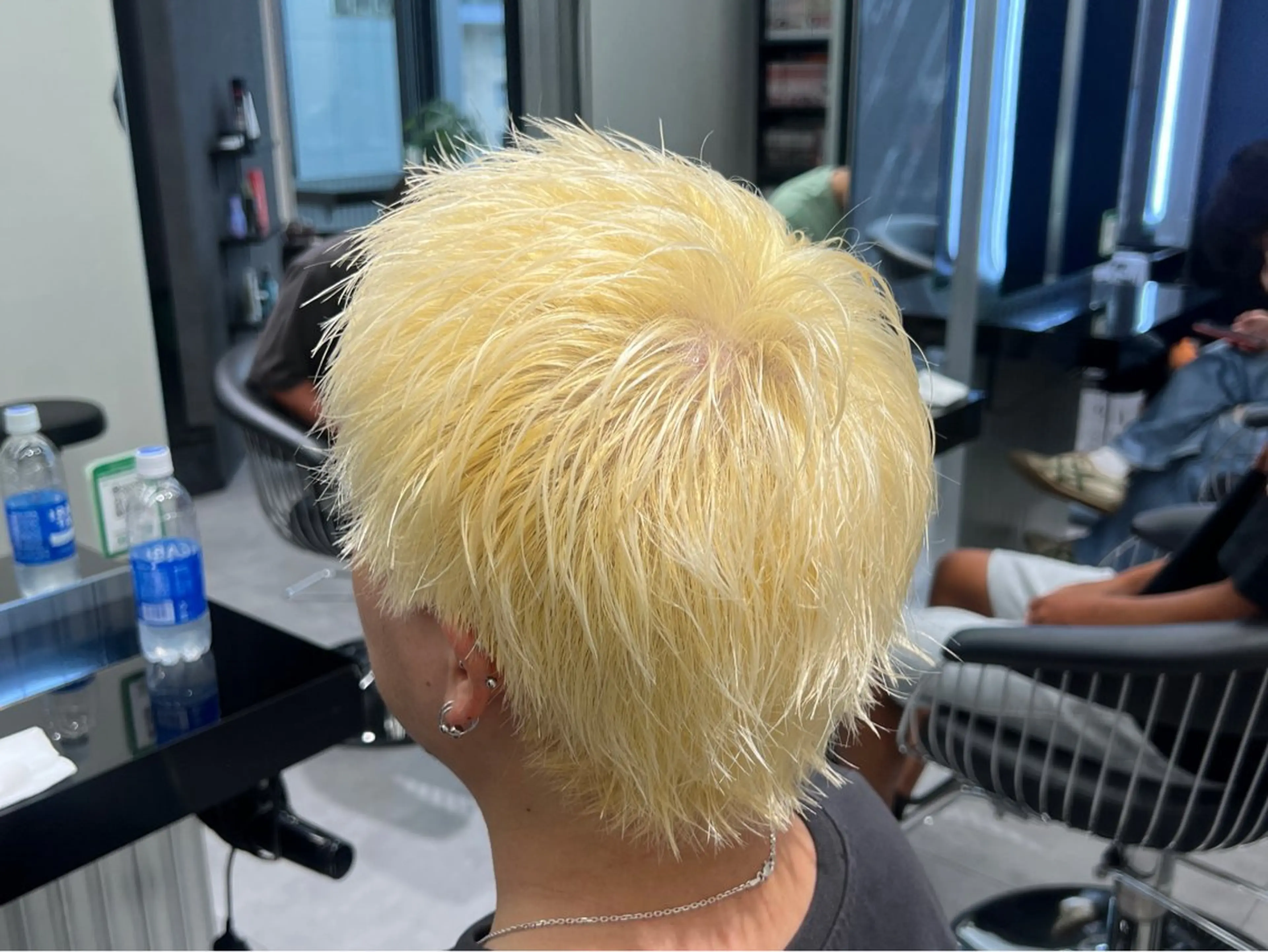 ショート カラー 抜きっぱなしブロンド ショートヘア スパイキーショート 長谷野真吾のヘアスタイル