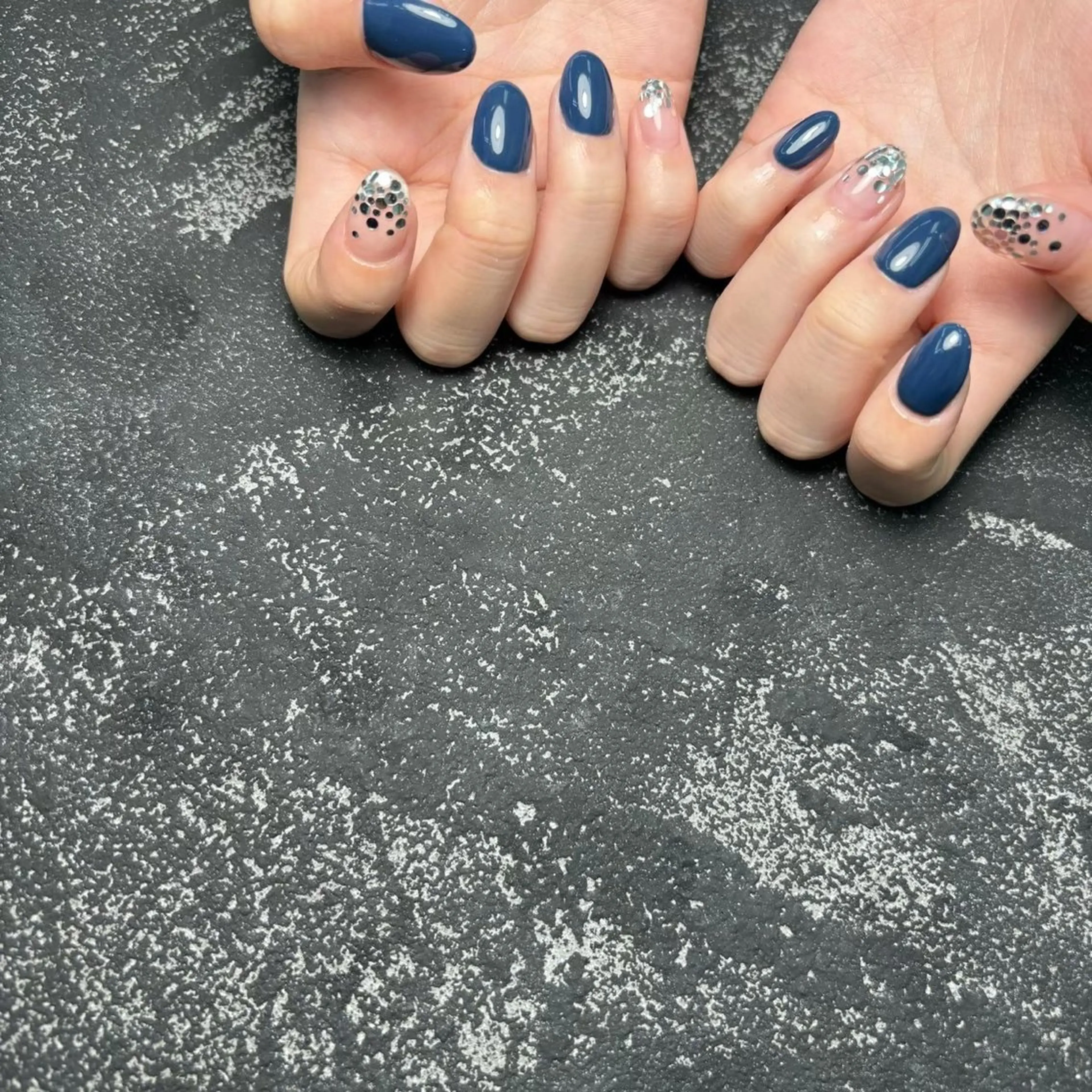 ネイル ブラウン フレンチネイル ニュアンスネイル シンプルネイル ストーンネイル ハンドネイル Quee Stllaのネイルデザイン