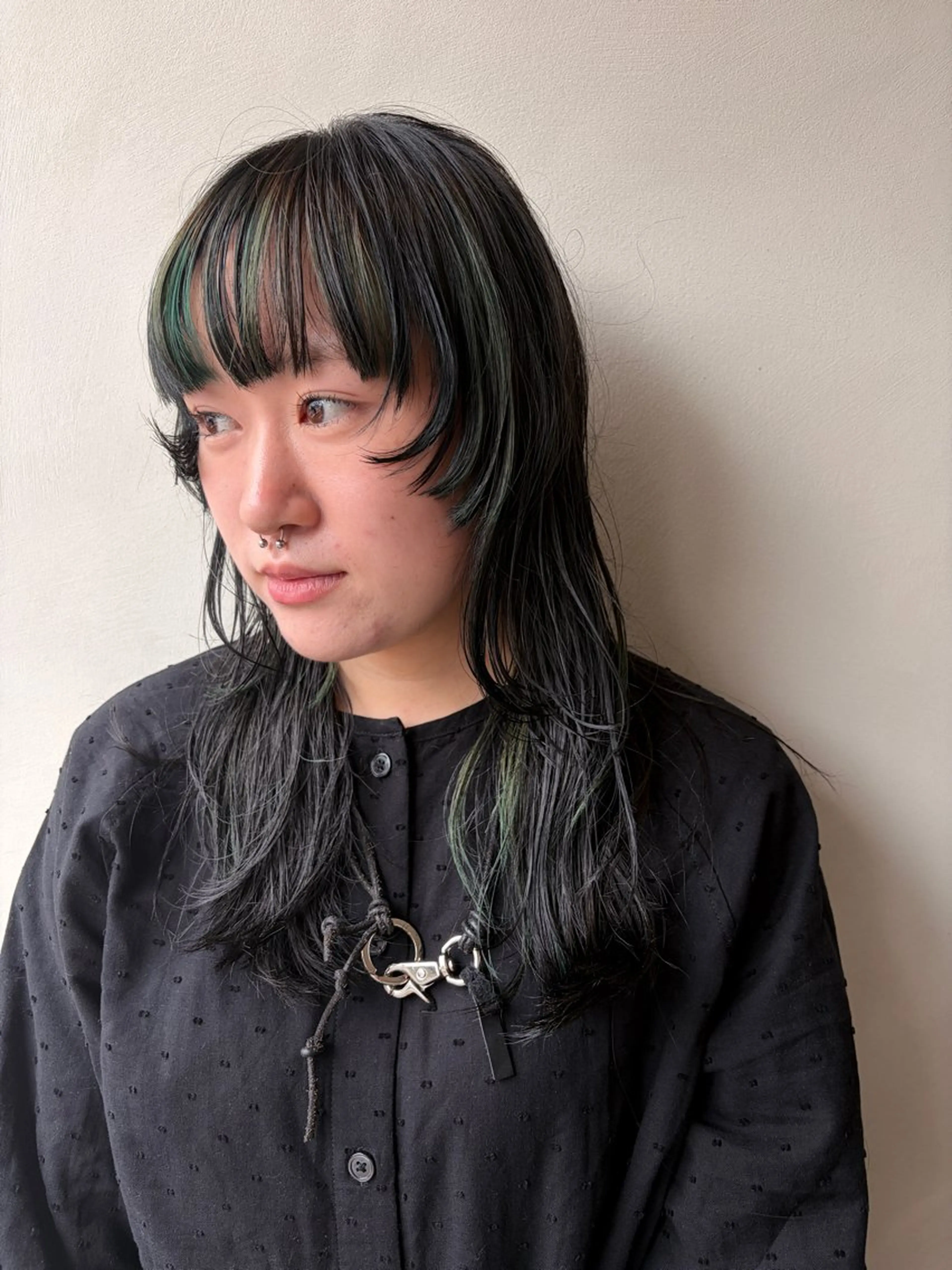 セミロング カラー ブリーチ レイヤーカット ワイドバング カット ヘアカラー 堀籠 あかりのヘアスタイル