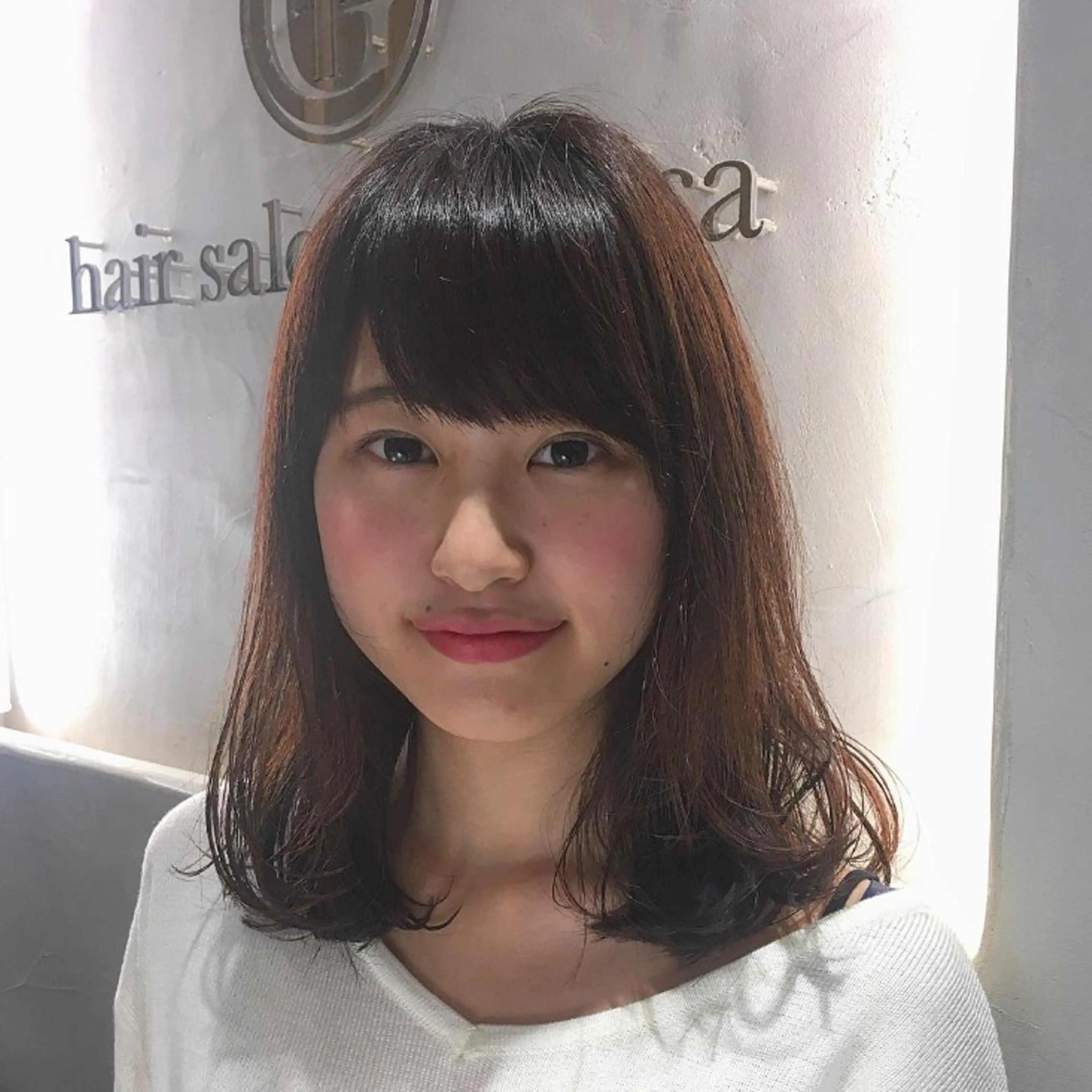 ミディアム カット 荒木 依莉亜のヘアスタイル