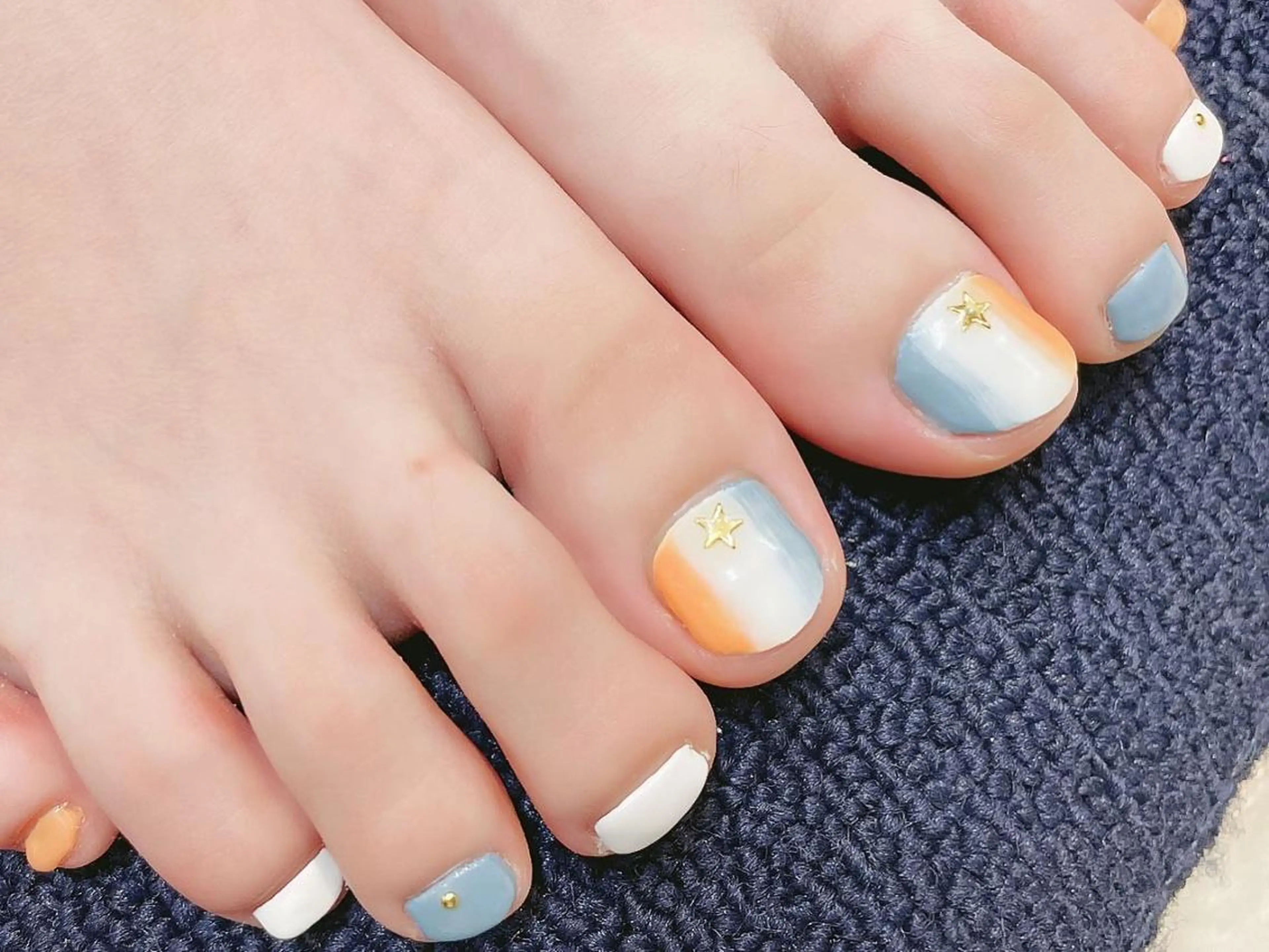 ネイル マツエク・マツパ カラーマツエク まつげパーマ ボリュームラッシュ ブルー フットネイル 髙橋 敦子のネイルデザイン