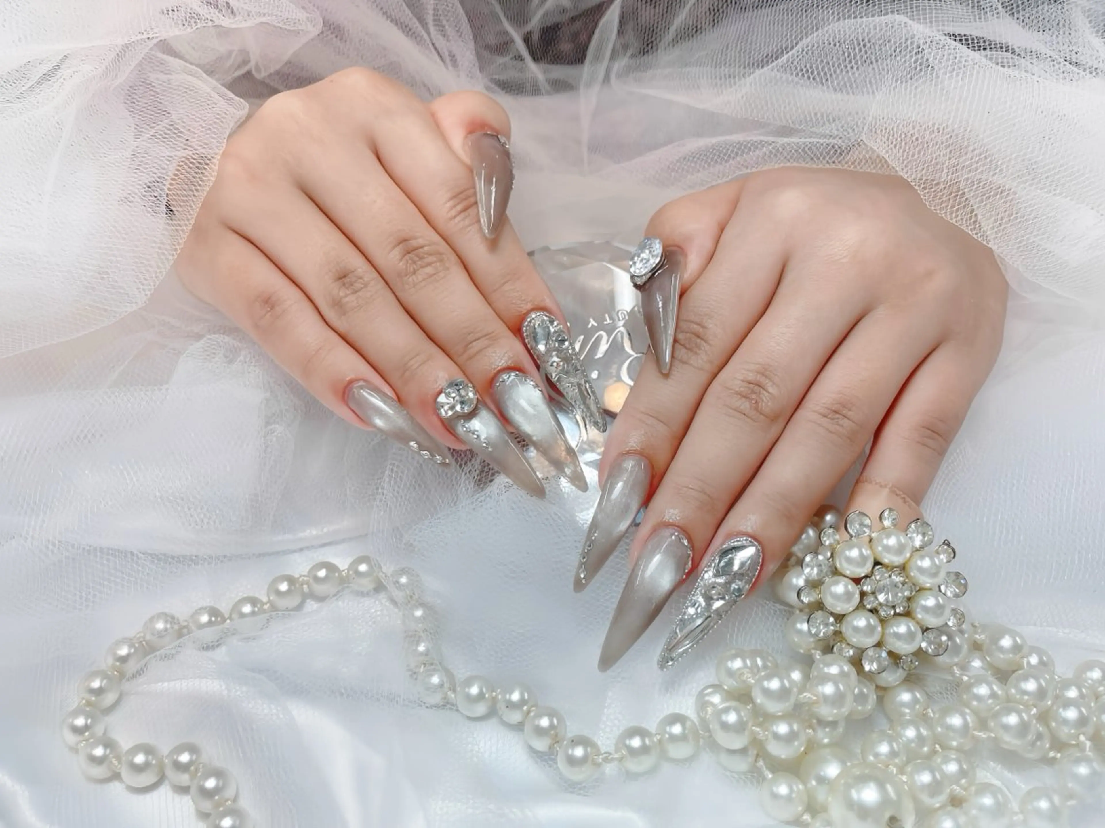 ネイル オーロラネイル ブラウン フラッシュネイル フラワーネイル ホログラムネイル ハンドネイル Rin Nail 新大久保店のネイルデザイン