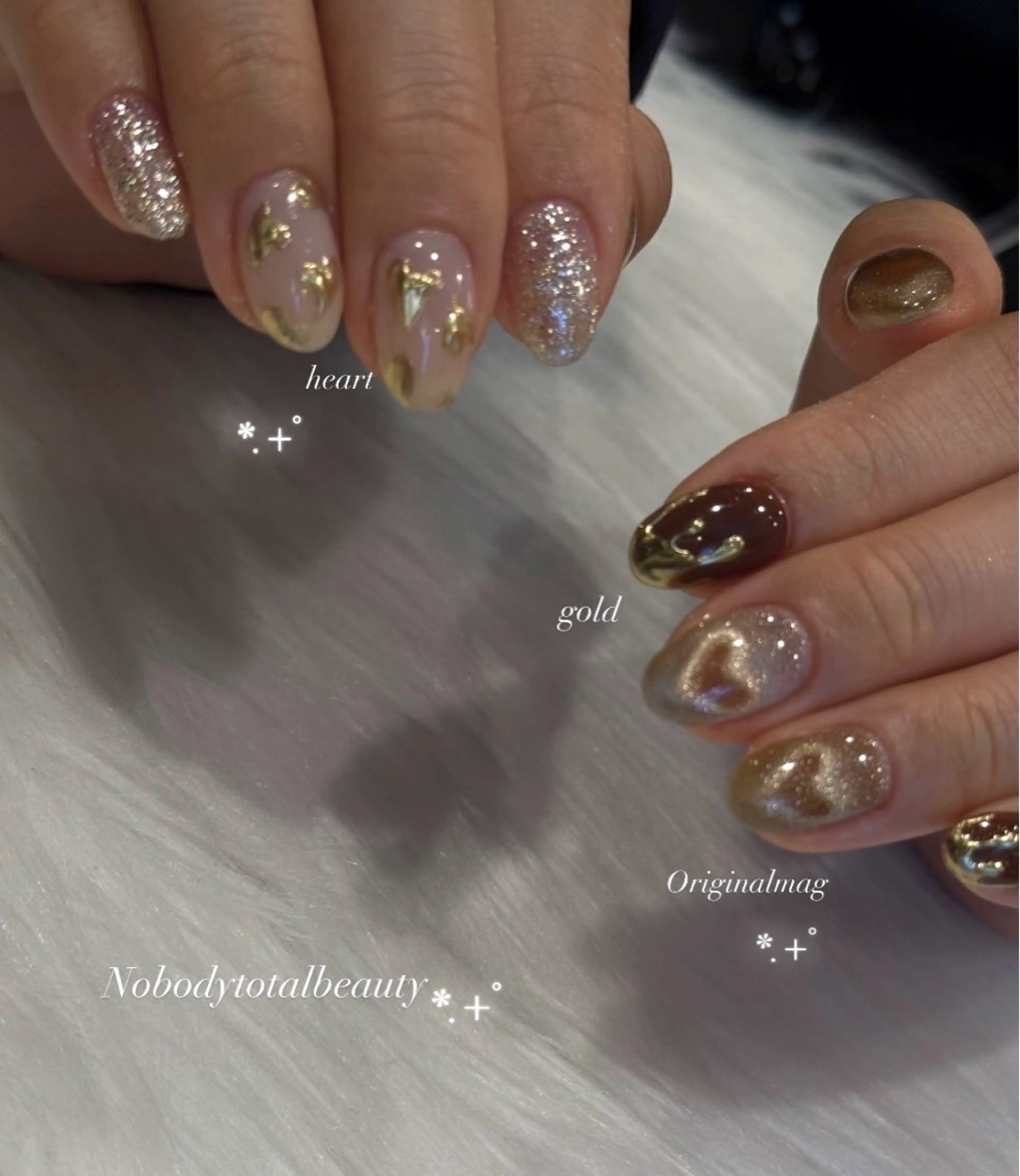 ネイル ブラウン ゴールド ハート キラキラネイル ミラーネイル ハンドネイル Nallsalon Plaisirbeauty所属・Plaisir beautyのネイルデザイン