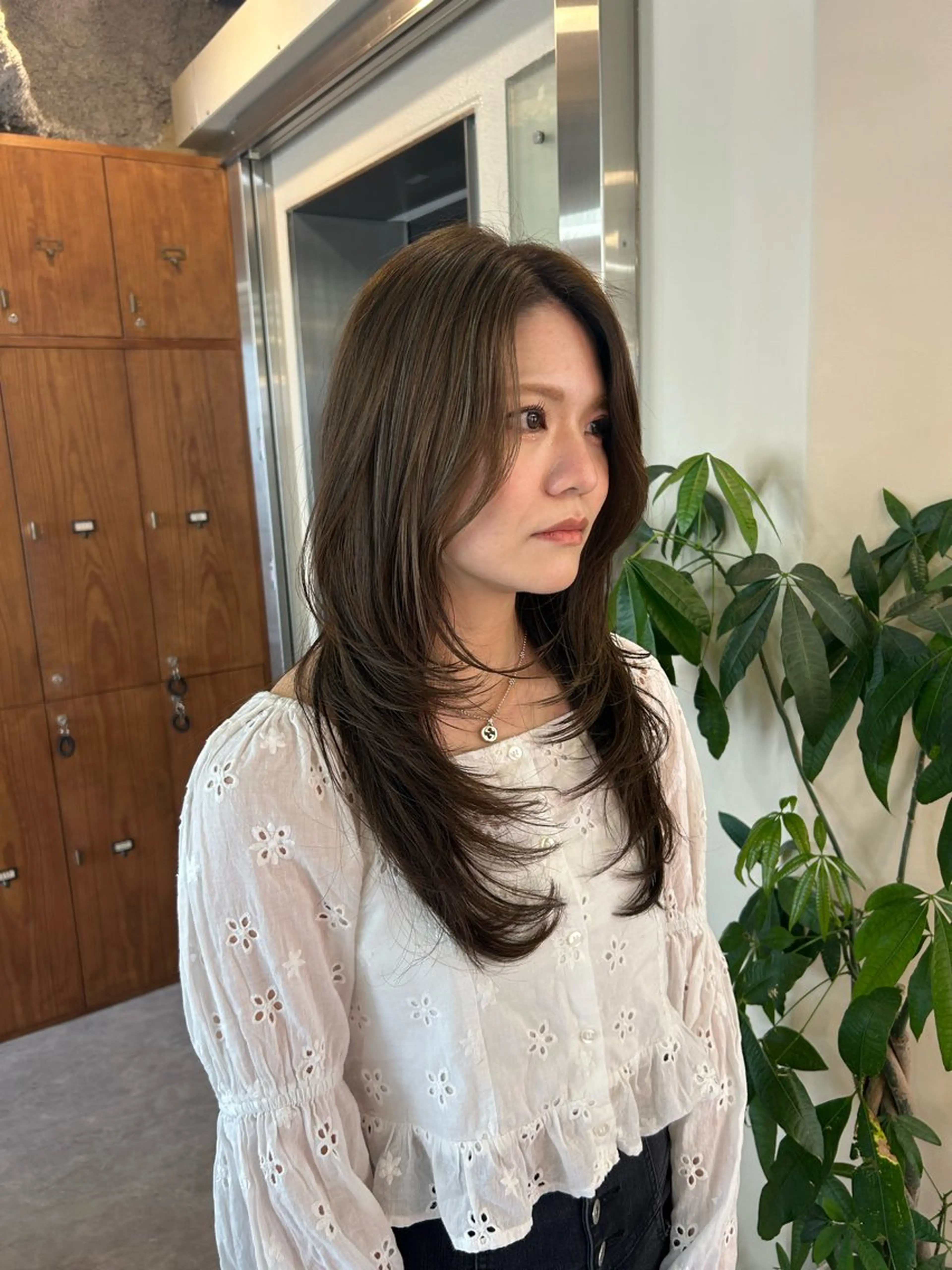 セミロング カラー レイヤーカット カット ヘアカラー トリートメント SALOWIN二子玉川South店所属・AYANO ／レイヤー／オリーブのヘアスタイル