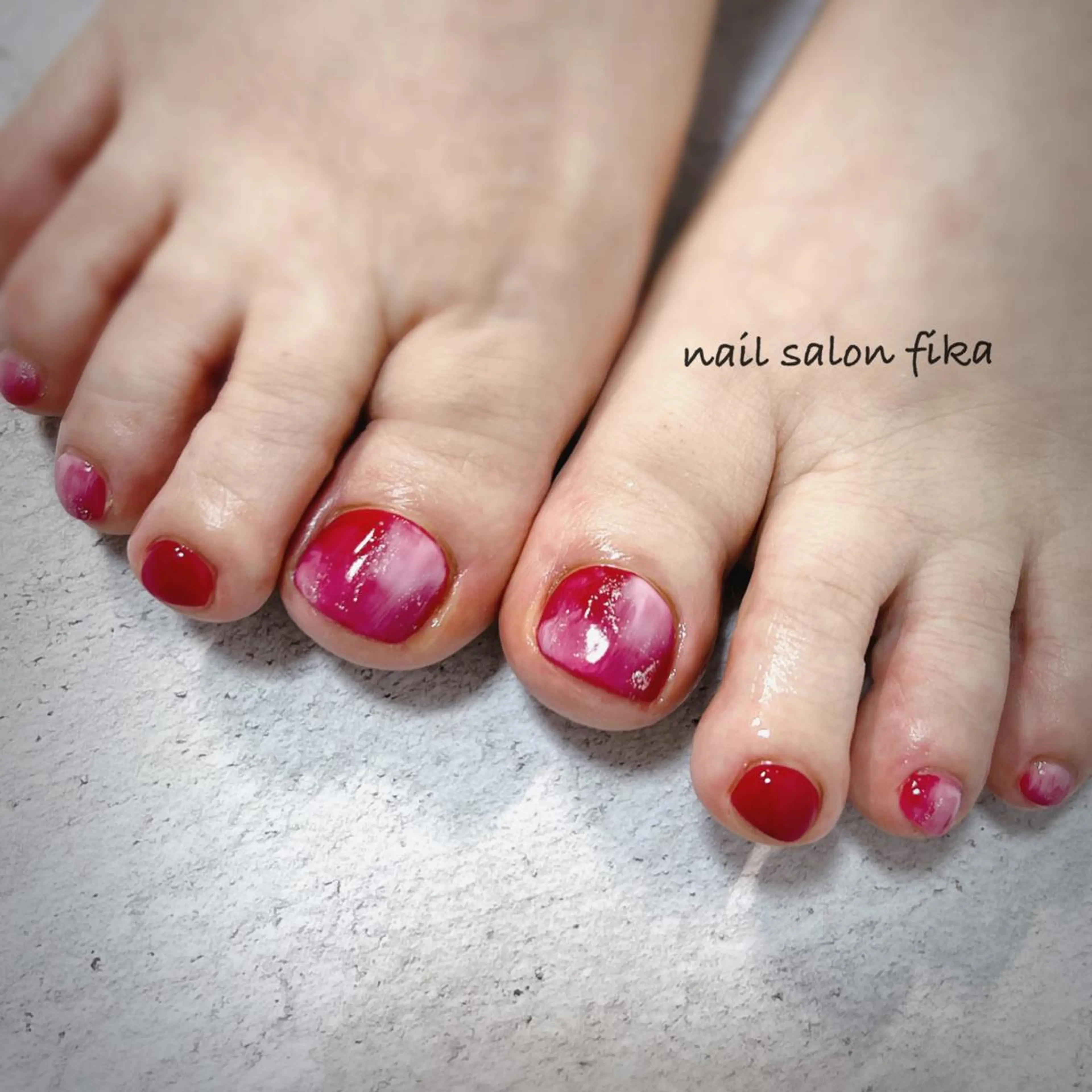 ネイル フットネイル ニュアンスネイル 赤色 nail salon fikaのネイルデザイン