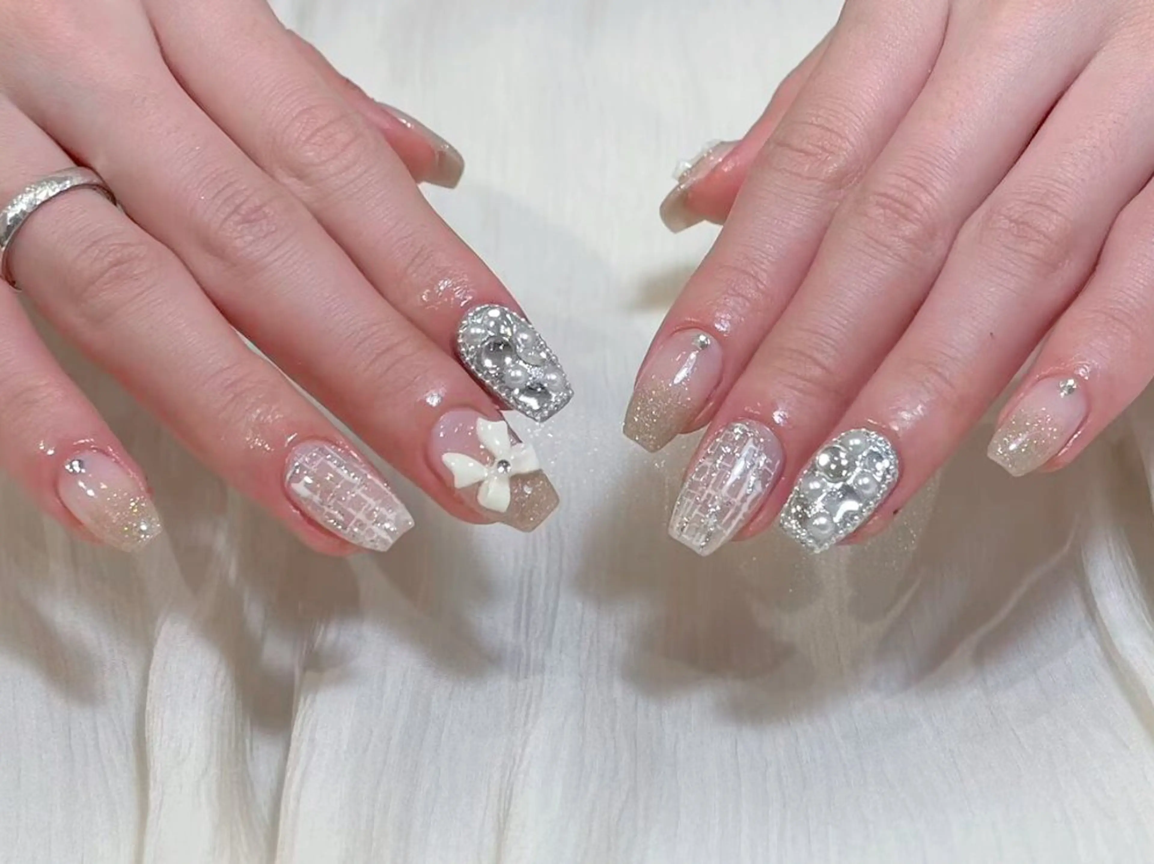 ネイル アートネイル オーロラネイル ガーリー キラキラネイル 韓国ネイル ハンドネイル hijiri 💅のネイルデザイン