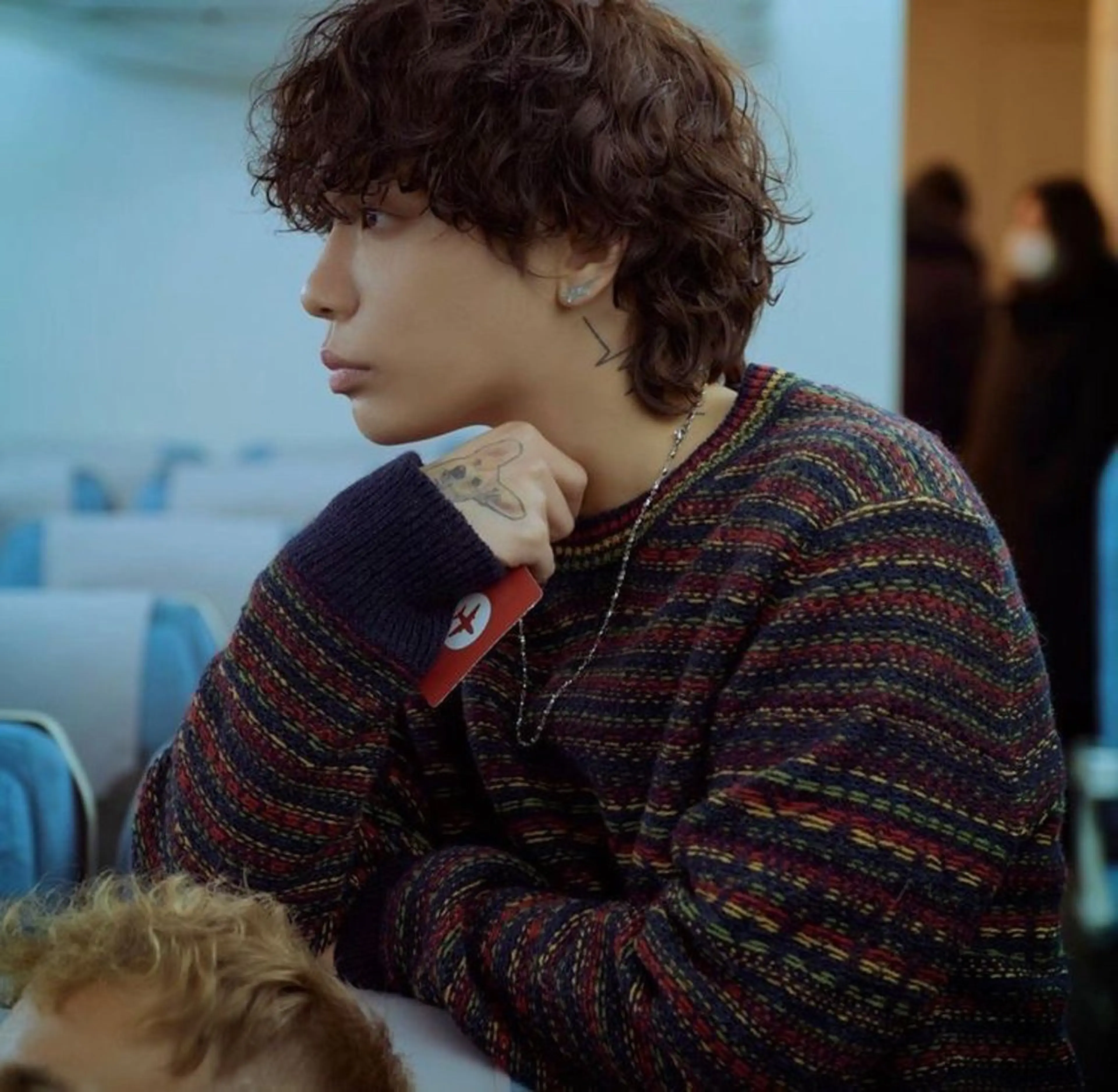 ミディアム パーマ メンズ 曲がる縮毛矯正 センターパートのヘアスタイル