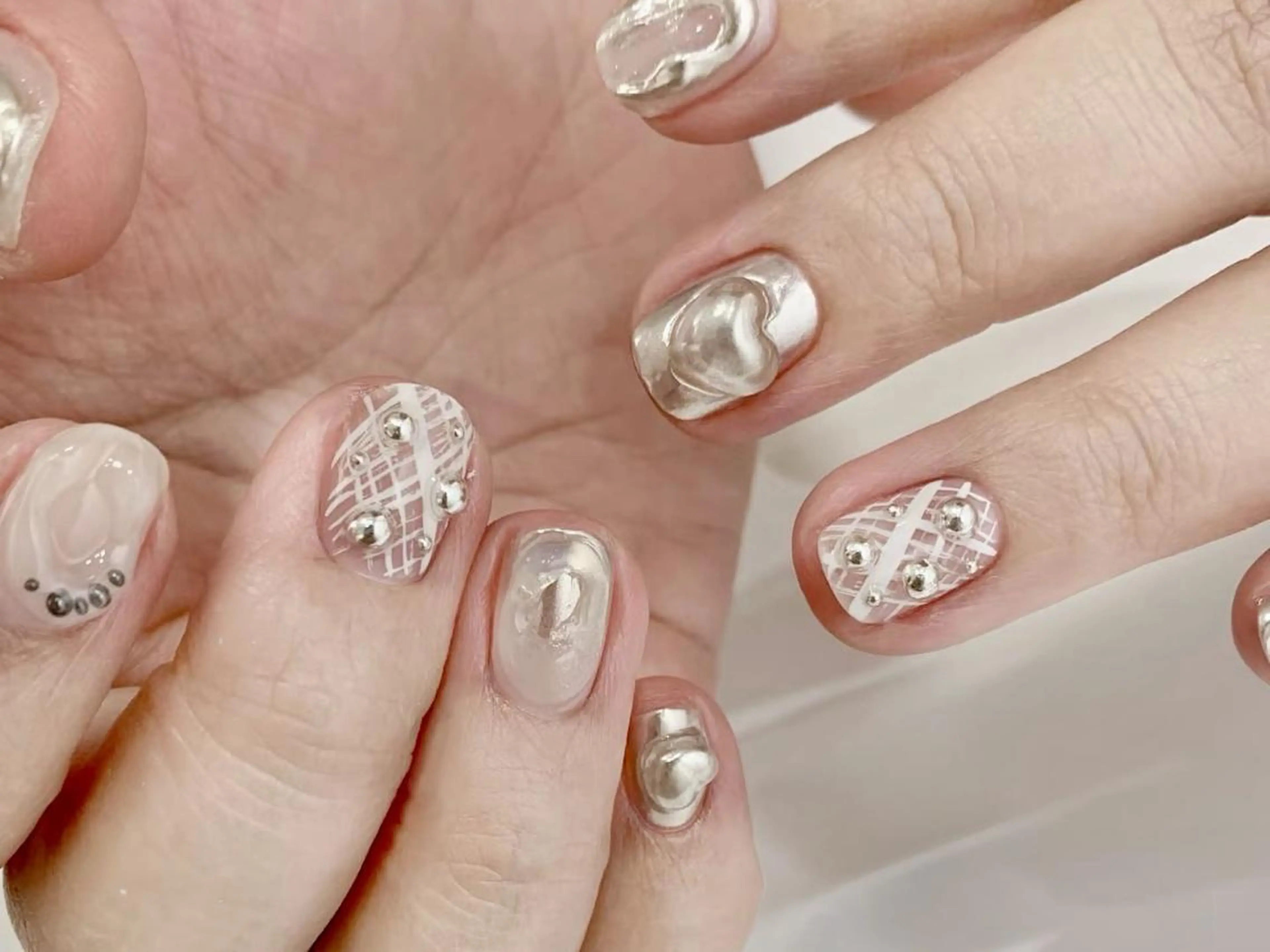 ネイル アートネイル カジュアル ジェルネイル ハート ホログラムネイル ハンドネイル ハンドケア 💅 NikoNikoのネイルデザイン