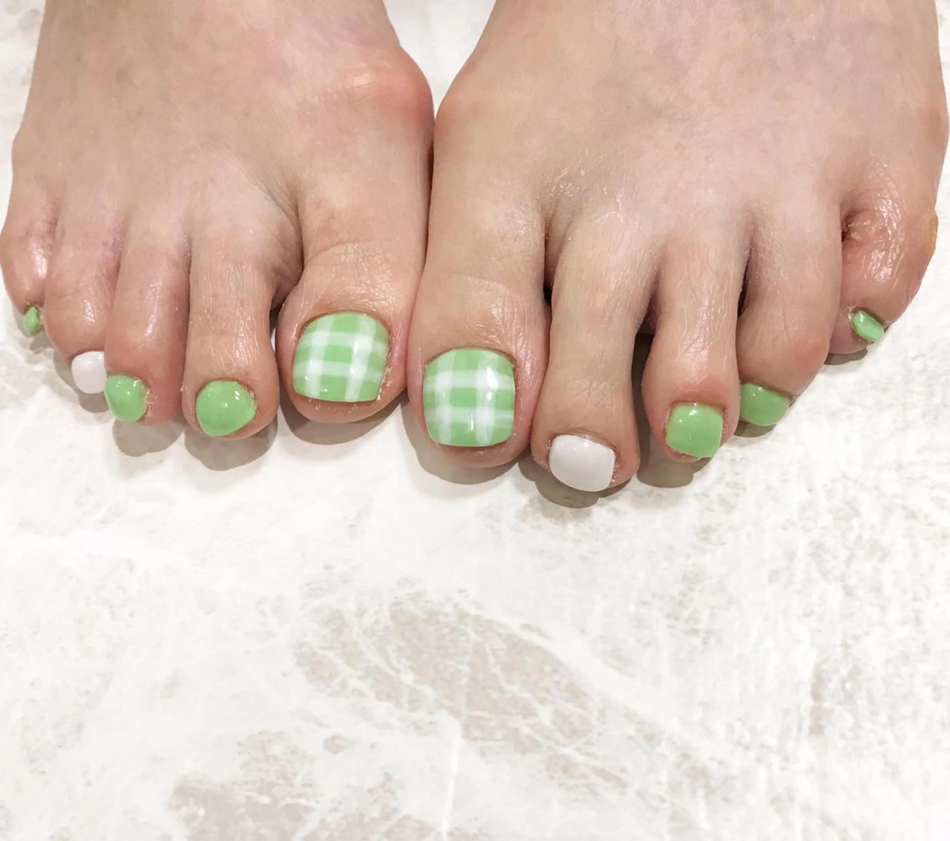 ネイル フットネイル グリーン 韓国ネイル ニュアンスネイル シンプルネイル ネイル フフラ所属・nail fufla ♡yamane♡のネイルデザイン