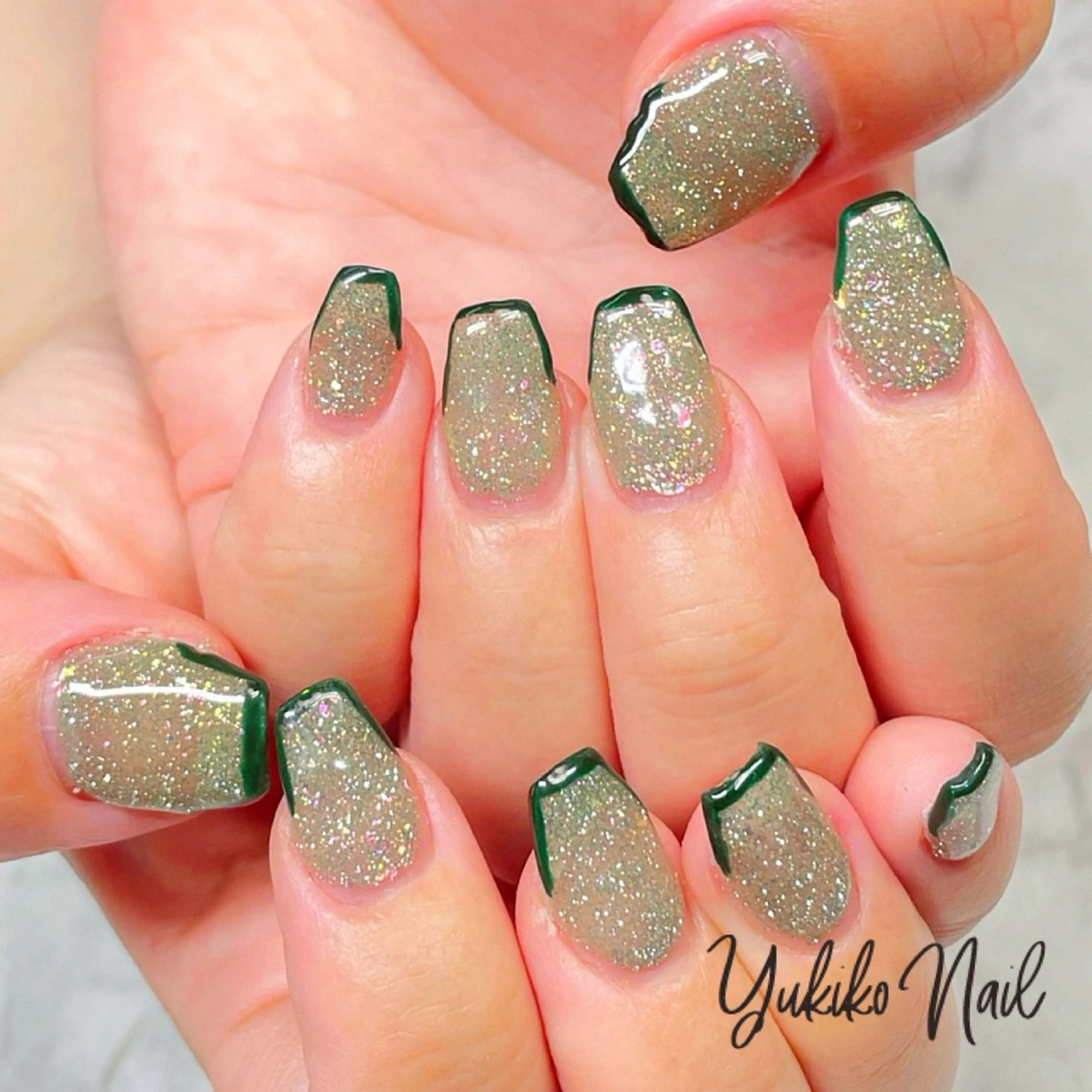 ネイル フラッシュネイル フレンチネイル グリーン キラキラネイル ラメ(グリッター) ハンドネイル ユキコ ネイルのネイルデザイン
