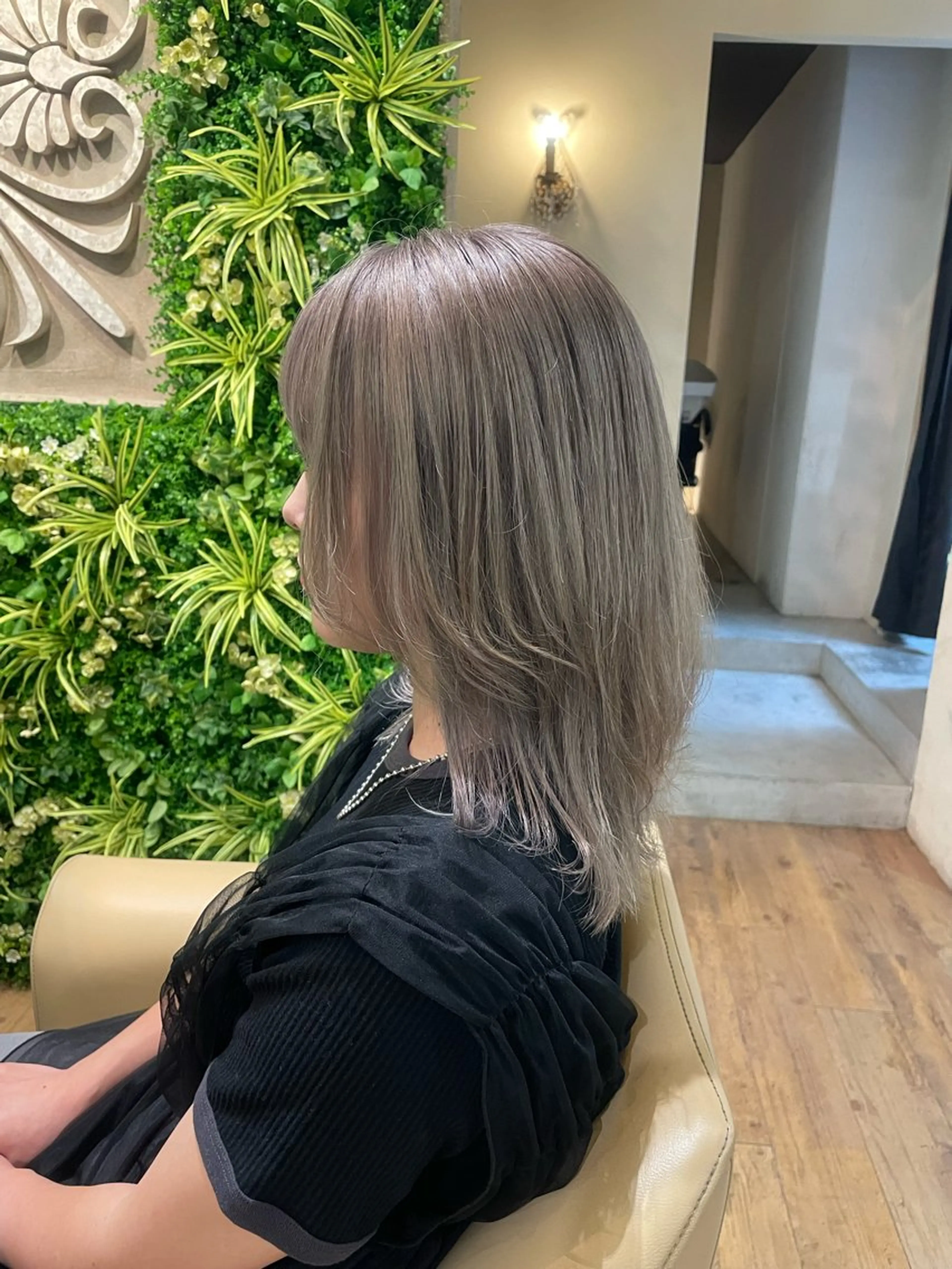 ミディアム カラー ハイトーンカラー 堀田 翔子のヘアスタイル