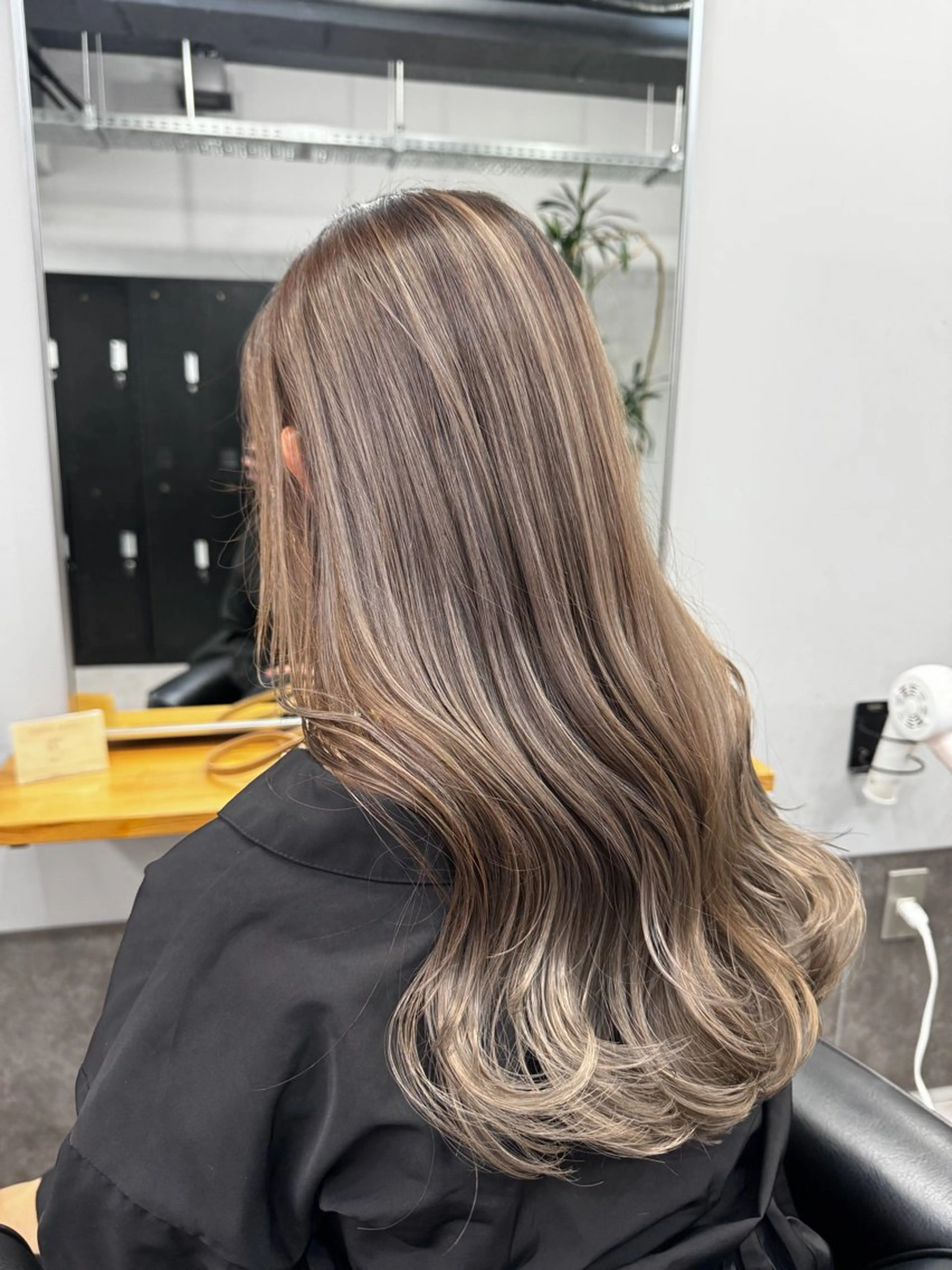 ロング カラー カット ヘアカラー トリートメント ミルクティーカラー グレージュ　高山慧輔のヘアスタイル