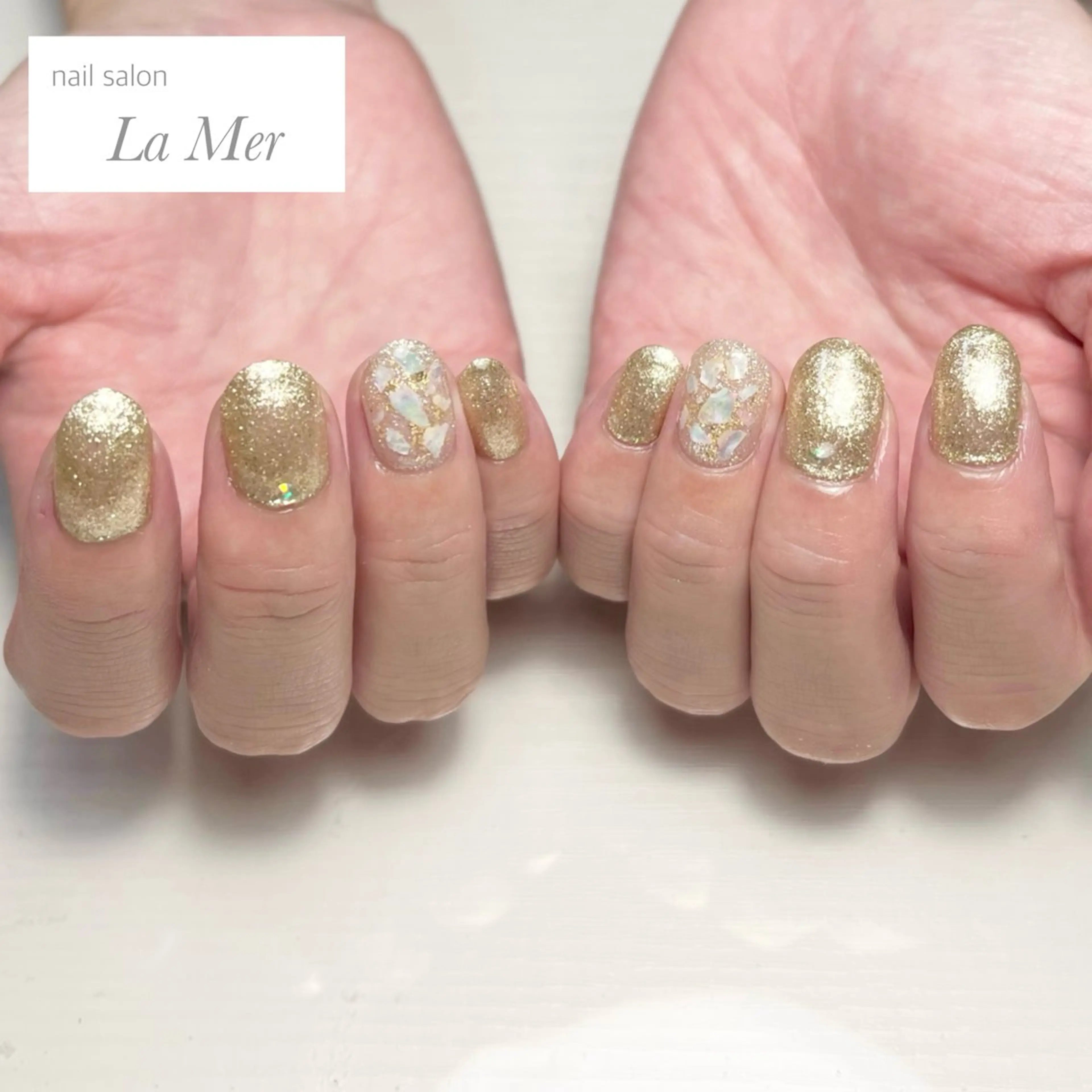 ネイル オーロラネイル ゴールド ラメ(グリッター) シンプルネイル 夏ネイル ハンドネイル nailsalon La Merのネイルデザイン
