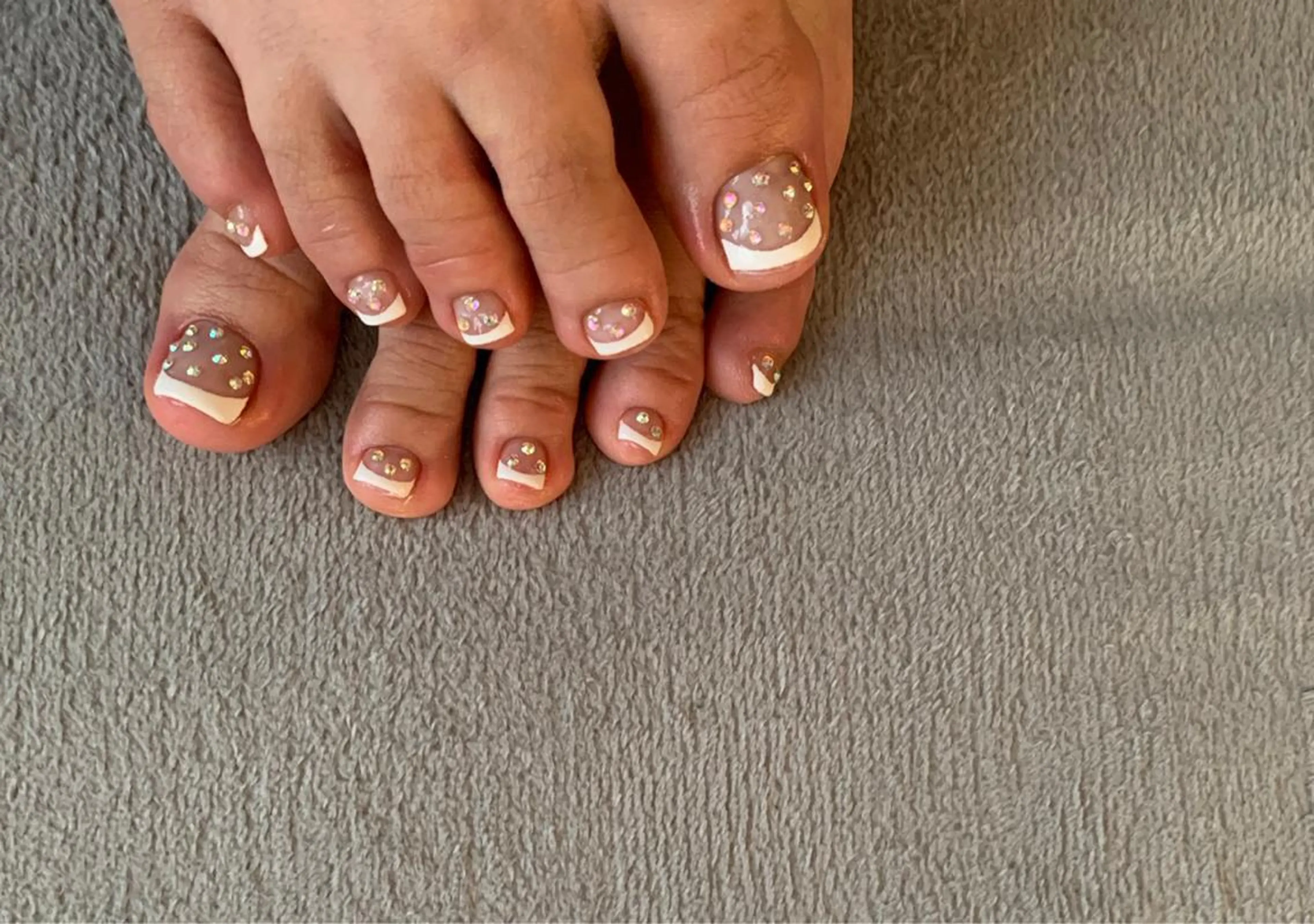 ネイル キラキラネイル フットネイル VIERU 🌈🎀💖のネイルデザイン