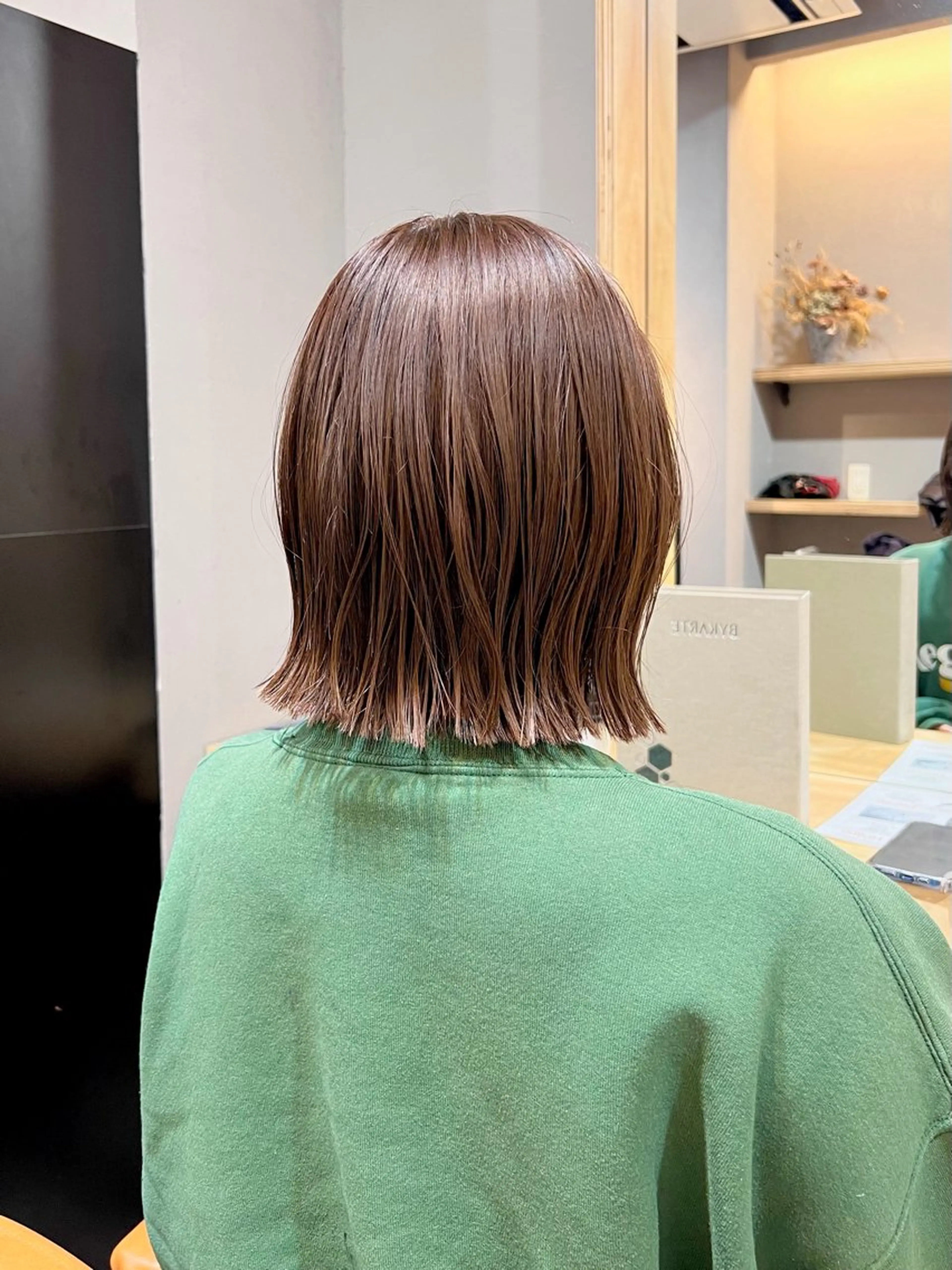 ミディアム カラー ベージュカラー ボブ 外ハネヘア カット ヘアカラー ioe 元町のヘアスタイル