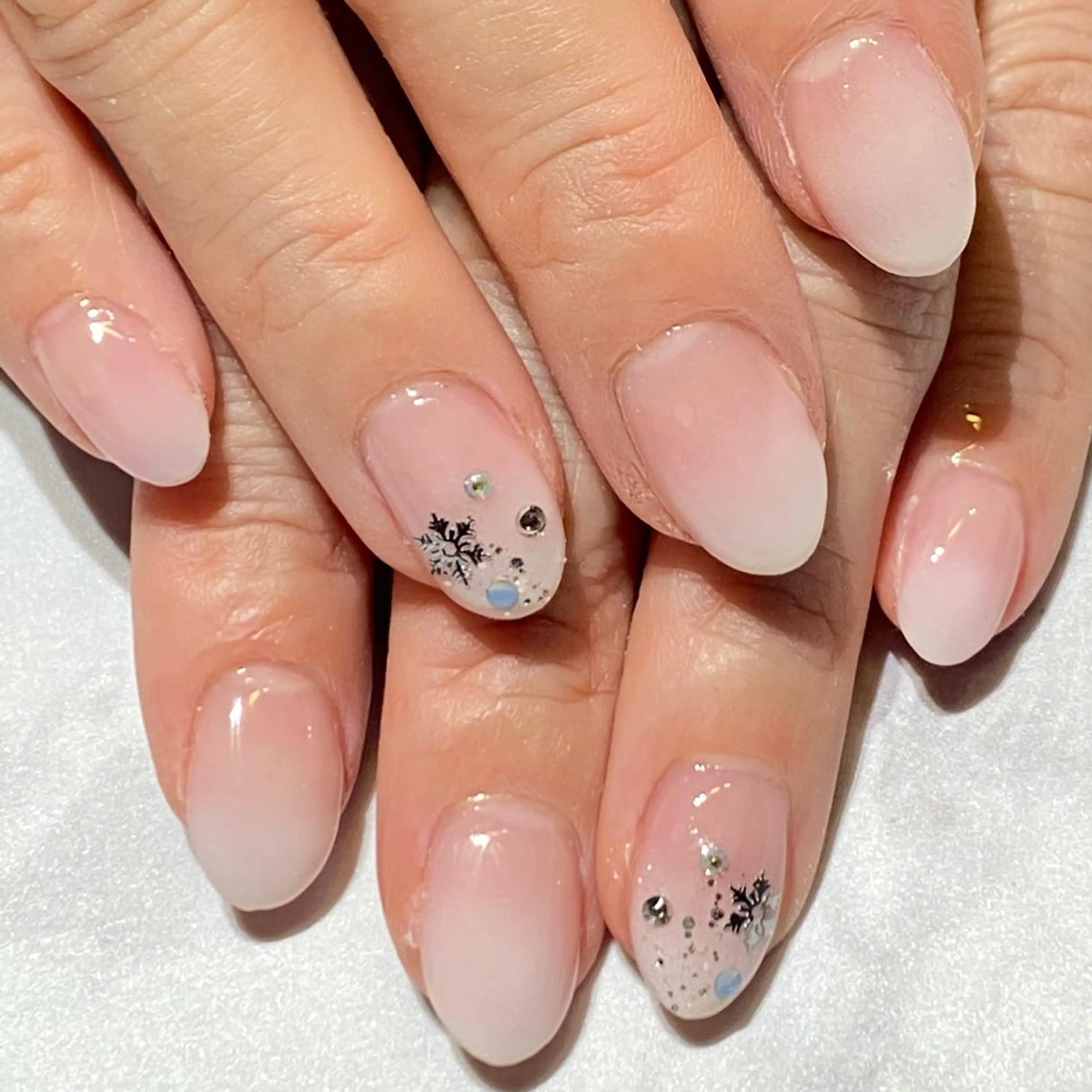 ネイル グラデーション ホワイト YUN 💅のネイルデザイン