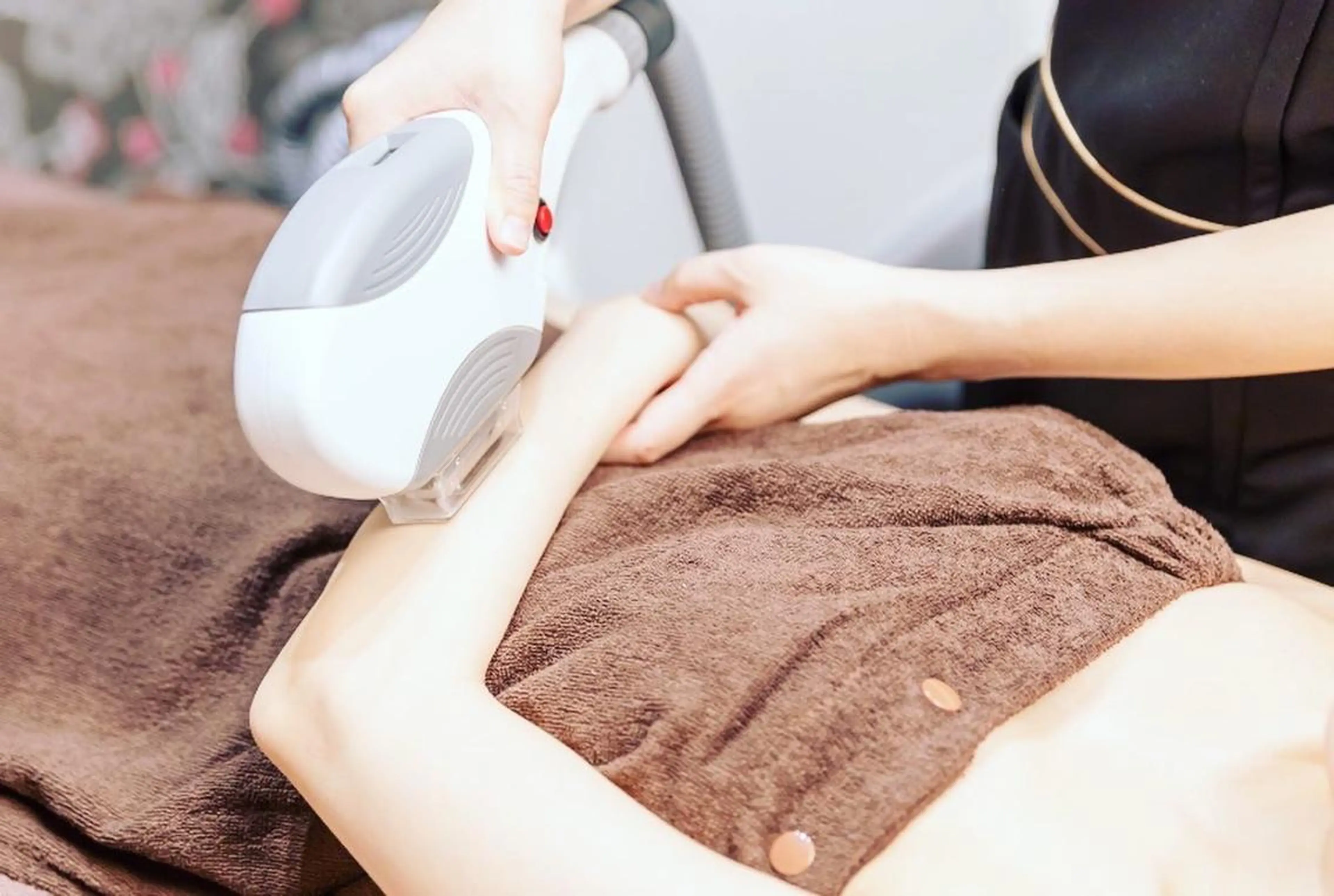 【全身脱毛】効果抜群の機械脱毛♪顔vio全て込みの特別価格！ご来店前に自己処理お願いします。届かない背面はお手伝いしますの写真