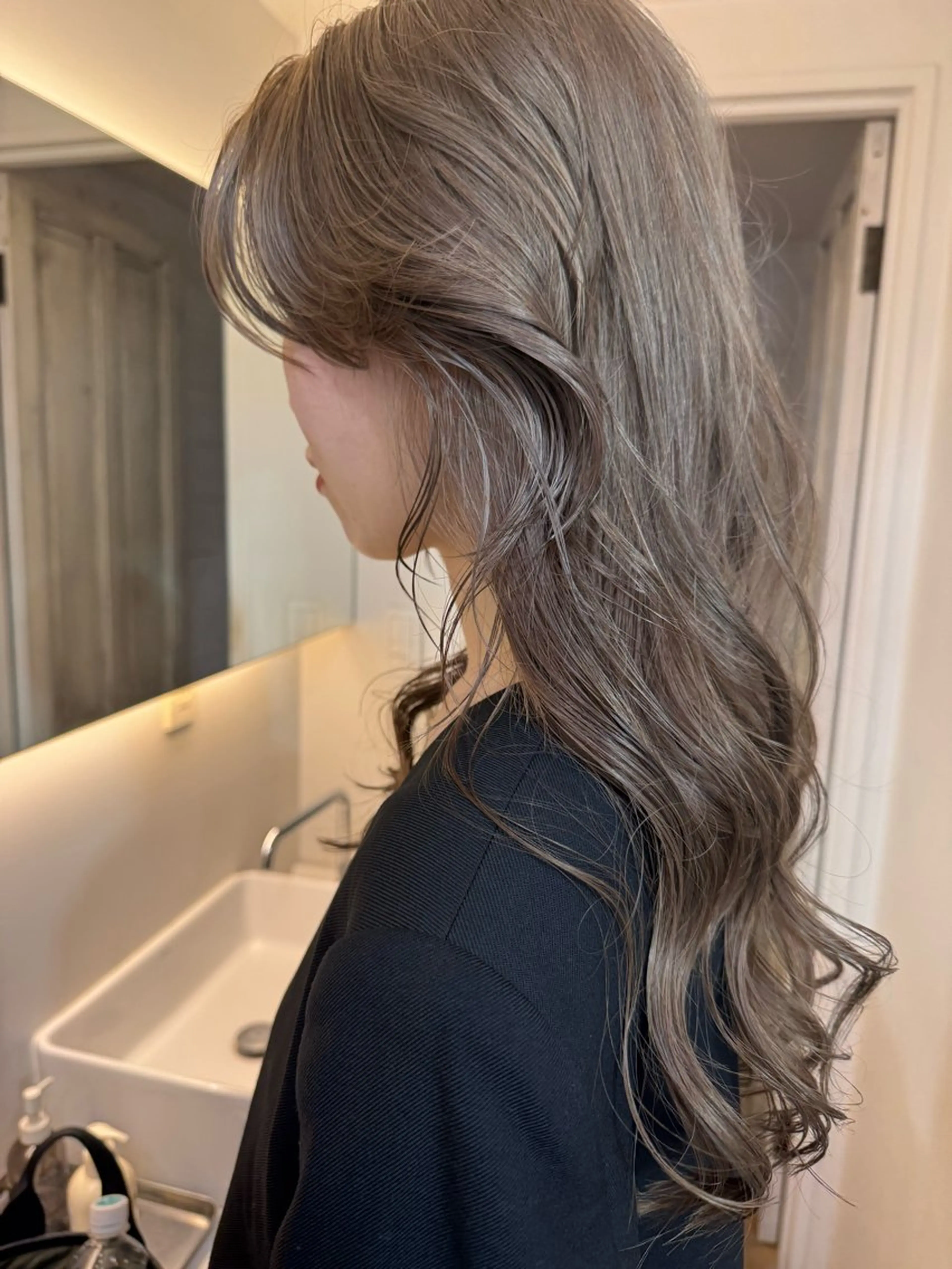 ロング カラー ブリーチ グレージュ ムロ 二子玉川駅のヘアスタイル