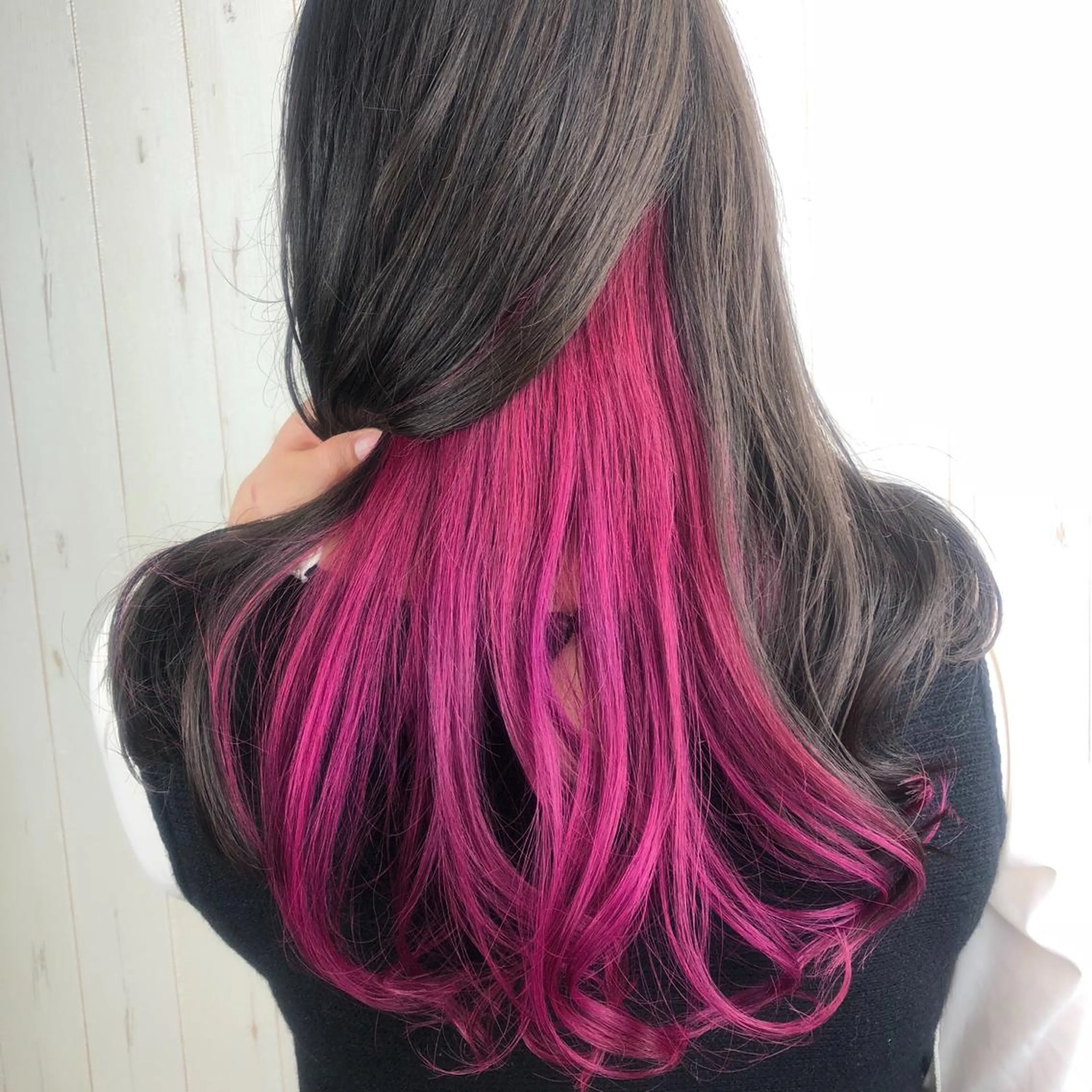 ミディアム カラー ブリーチ ケアブリーチ ダブルカラー インナーカラー ピンクカラー インナーカラー 推し ブリーチ 髪質改善のヘアスタイル