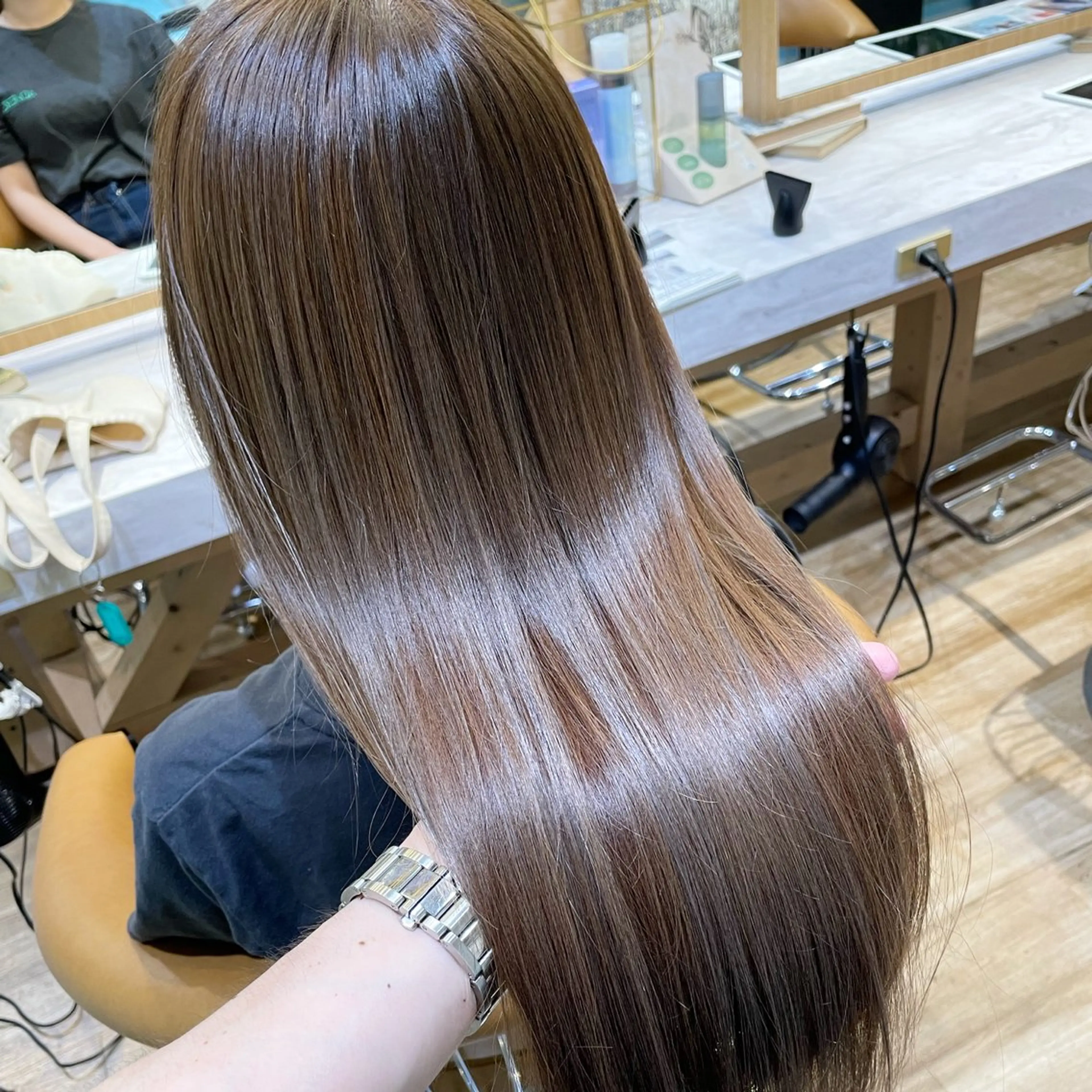 ミディアム ヘアカラー トリートメント 山本翔一郎 韓国顔周りレイヤーのヘアスタイル