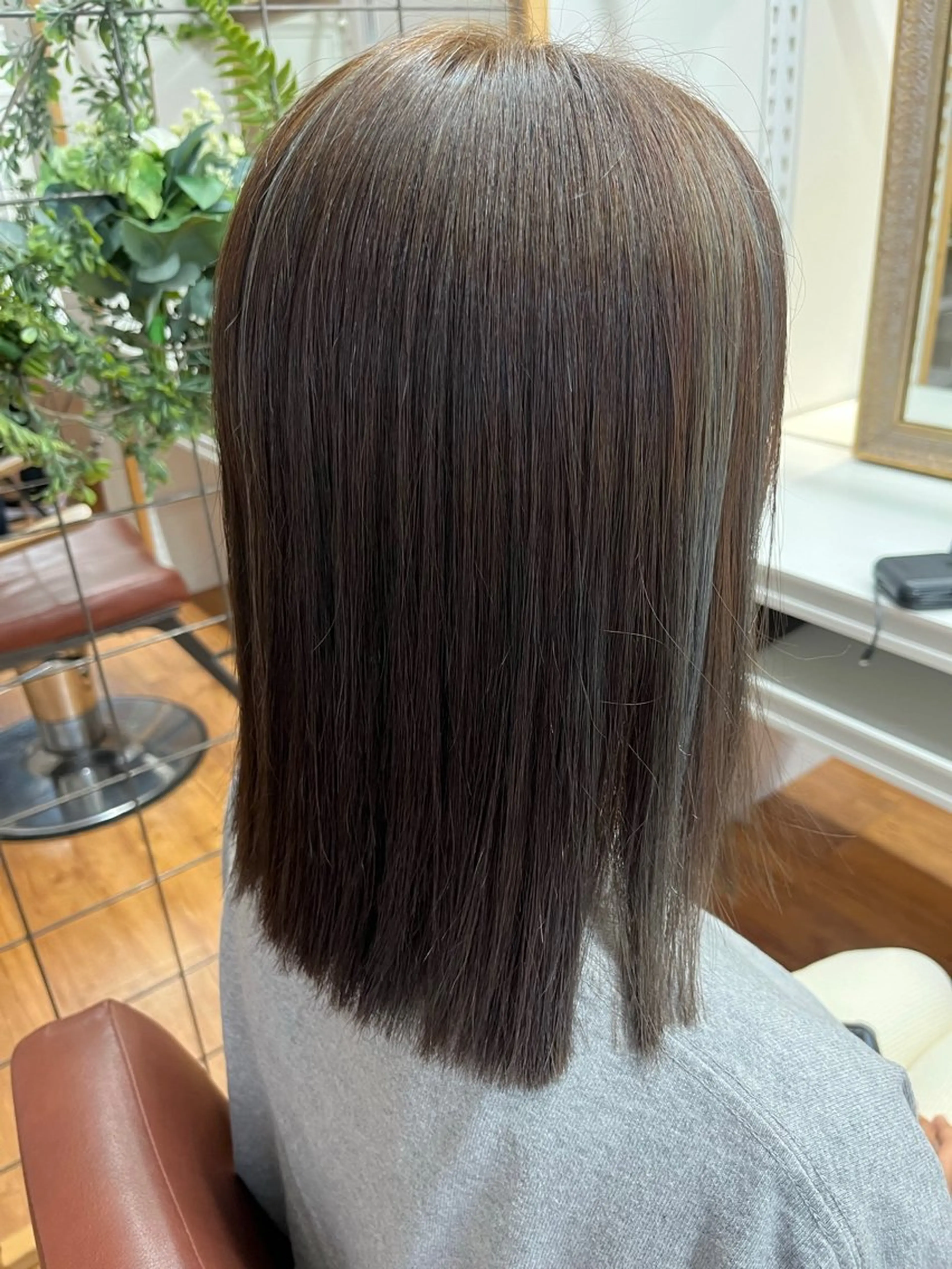 セミロング カラー 腰越 麻奈のヘアスタイル