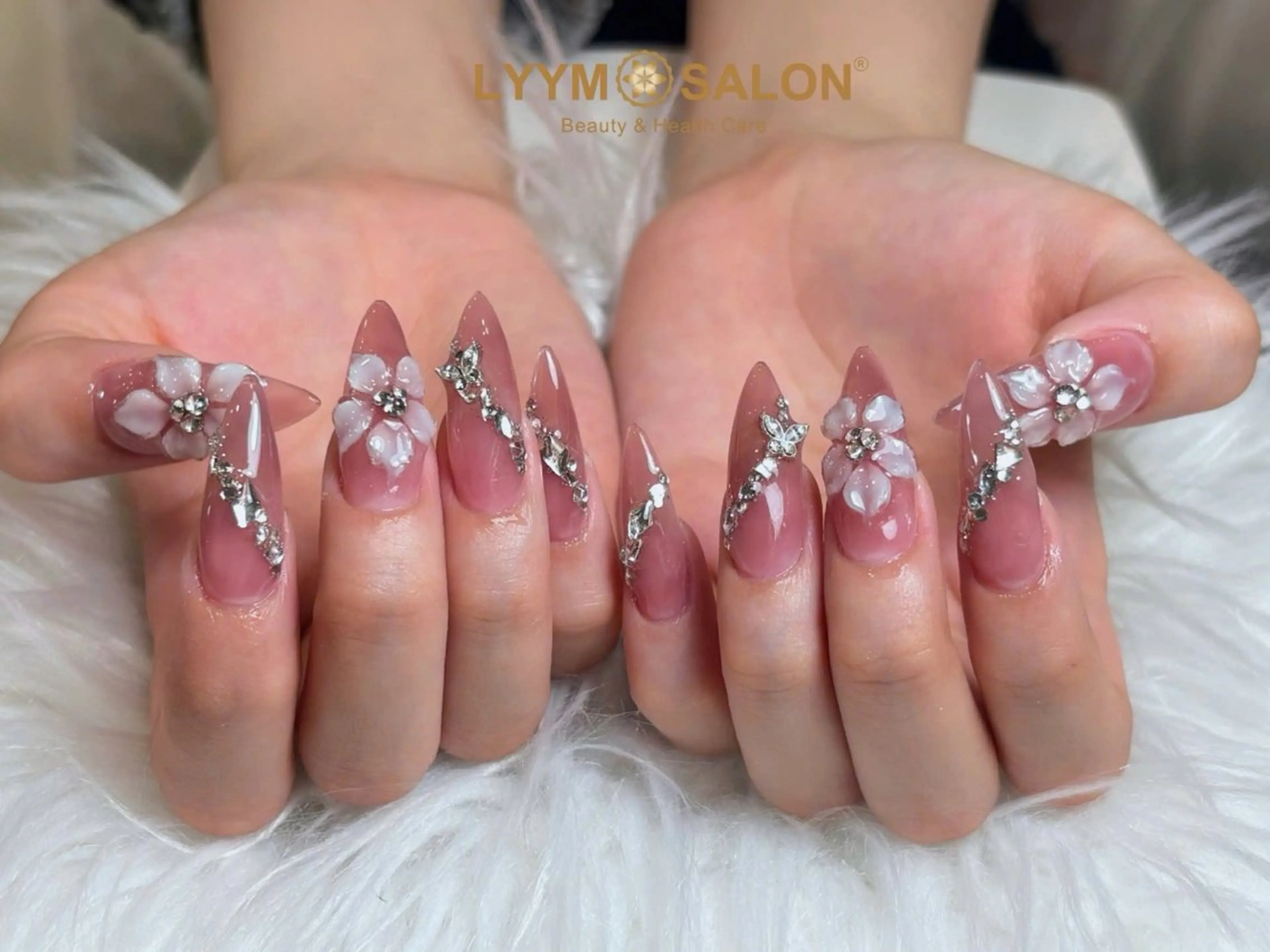 ネイル アートネイル フラワーネイル キラキラネイル 韓国ネイル ニュアンスネイル ハンドネイル LYYM Salonのネイルデザイン