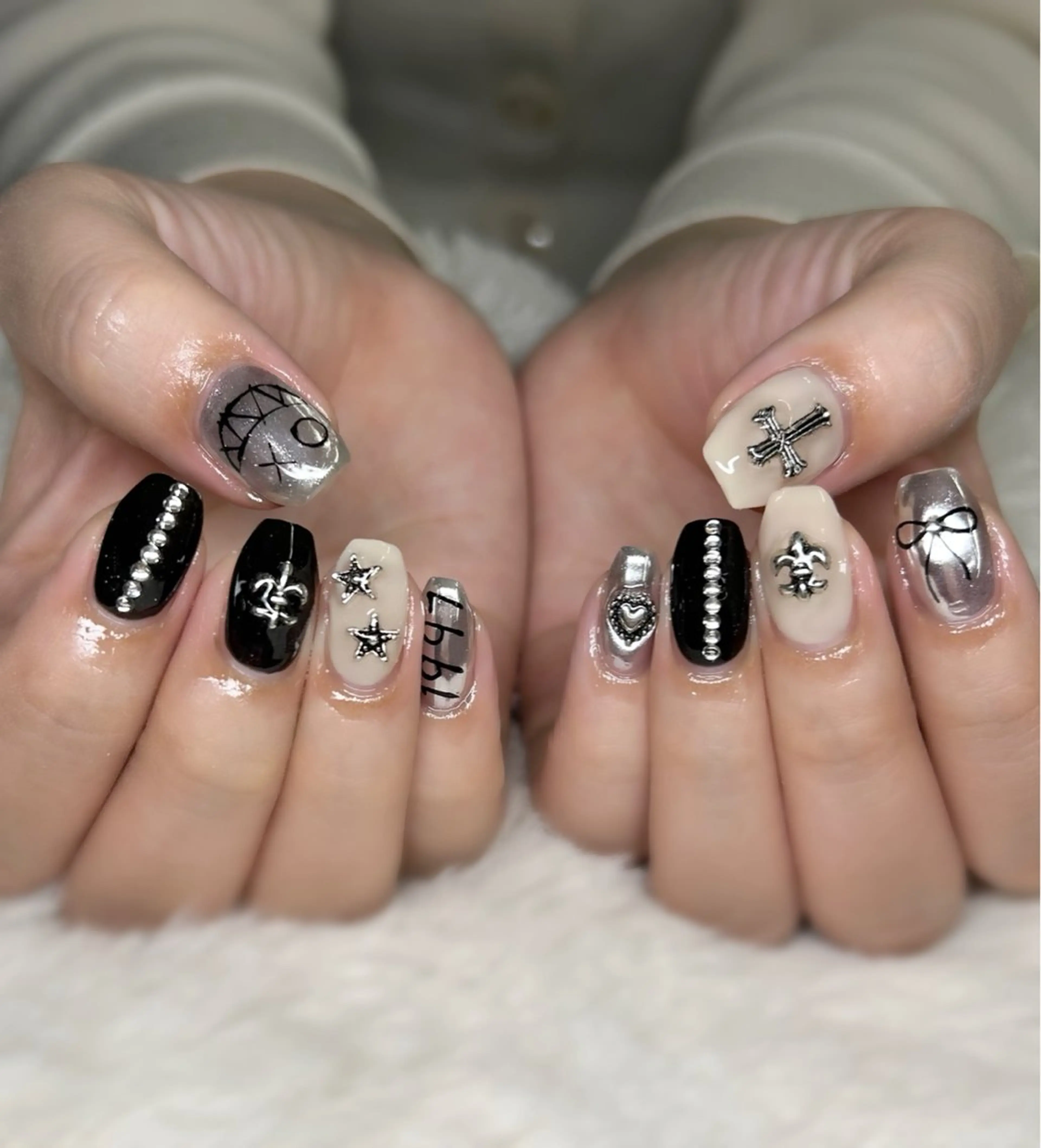 ネイル アートネイル シルバー ハンドネイル yamane de  salonのネイルデザイン