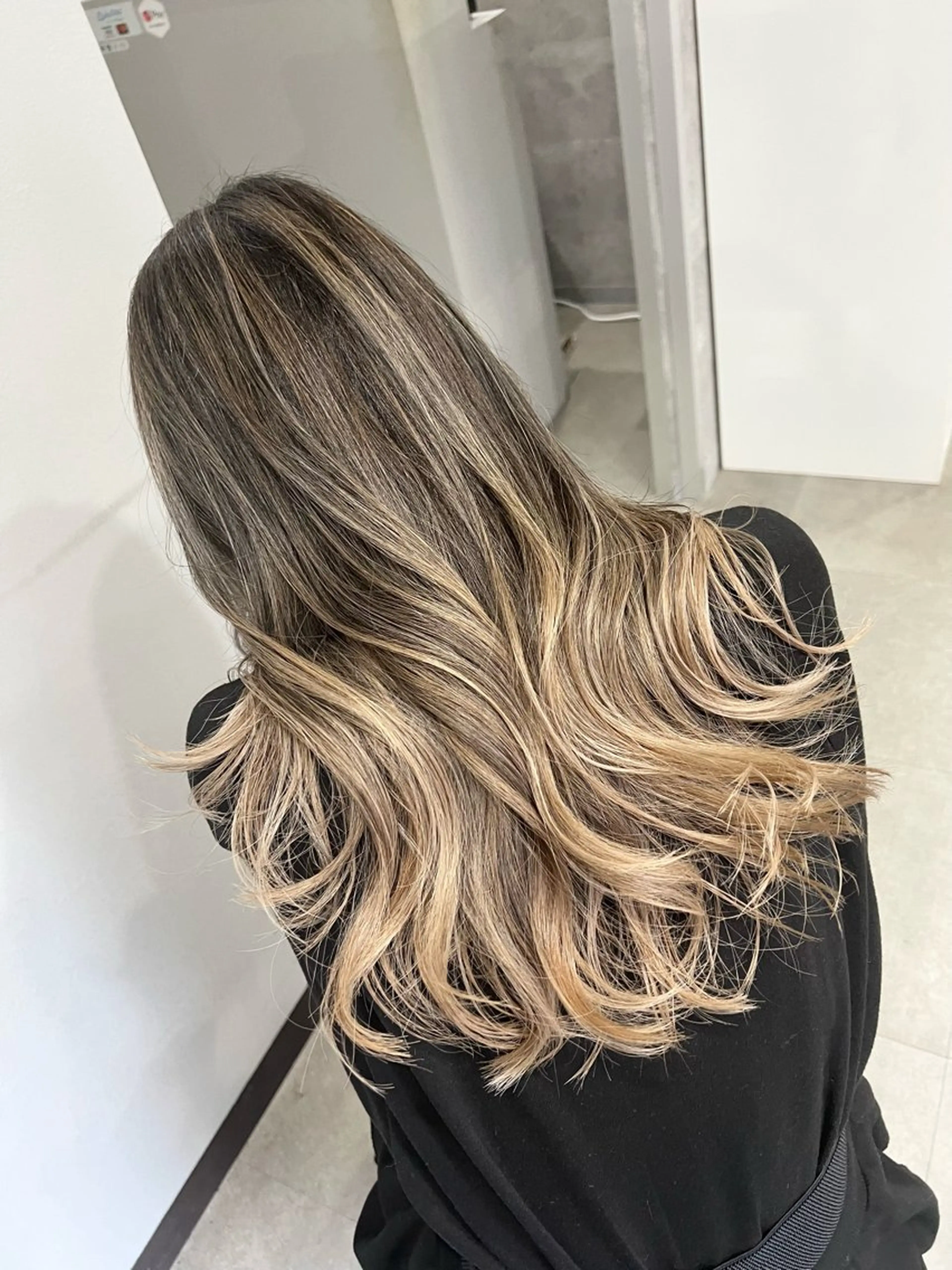 ロング カラー バレイヤージュ ベージュカラー ホワイトベージュ レイヤーカット ヘアカラー 寺嶋 貴大のヘアスタイル