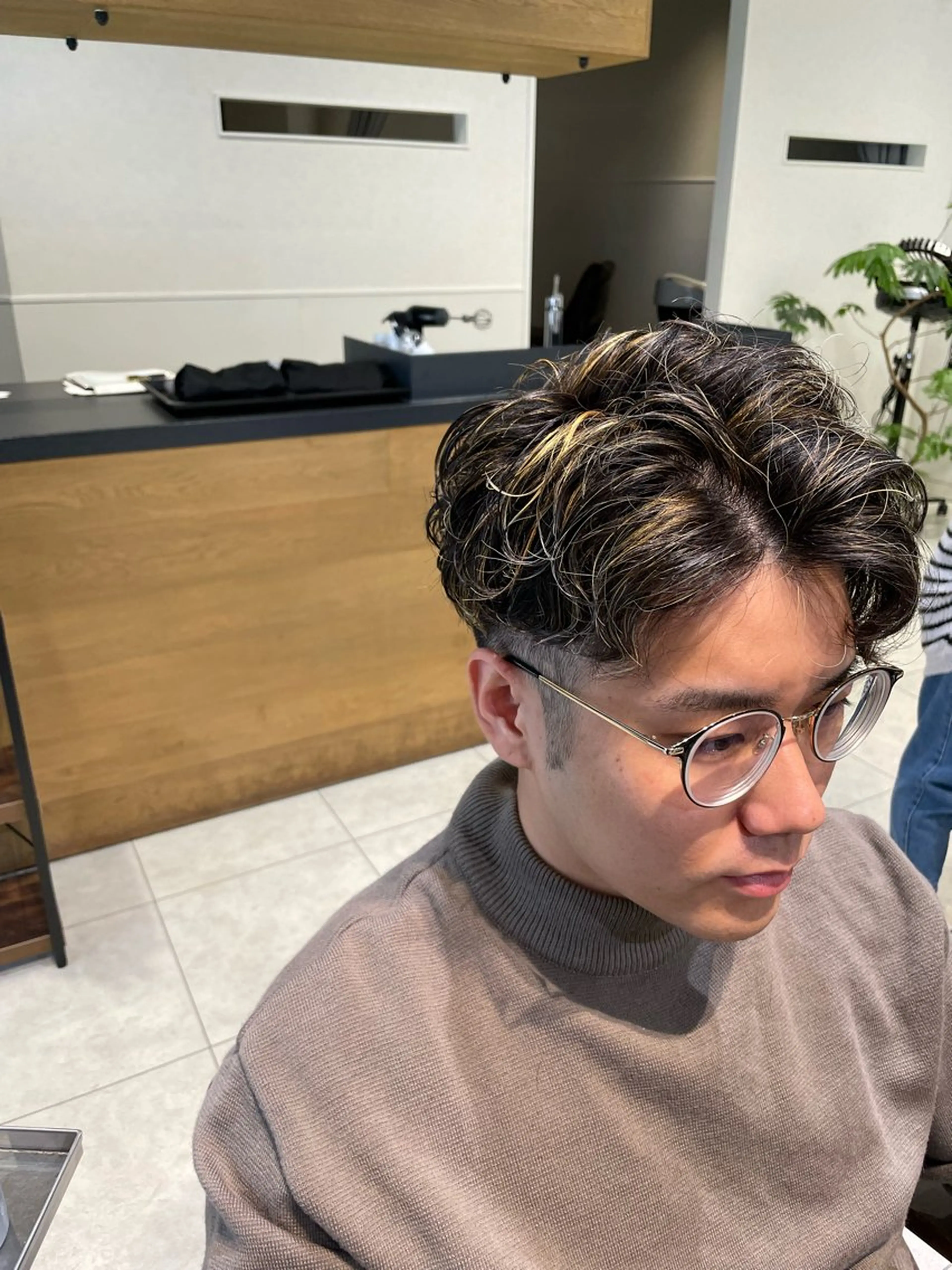 ミディアム ミディアムパーマ ハイライト メンズ得意✂︎ 磯野歩夢のヘアスタイル