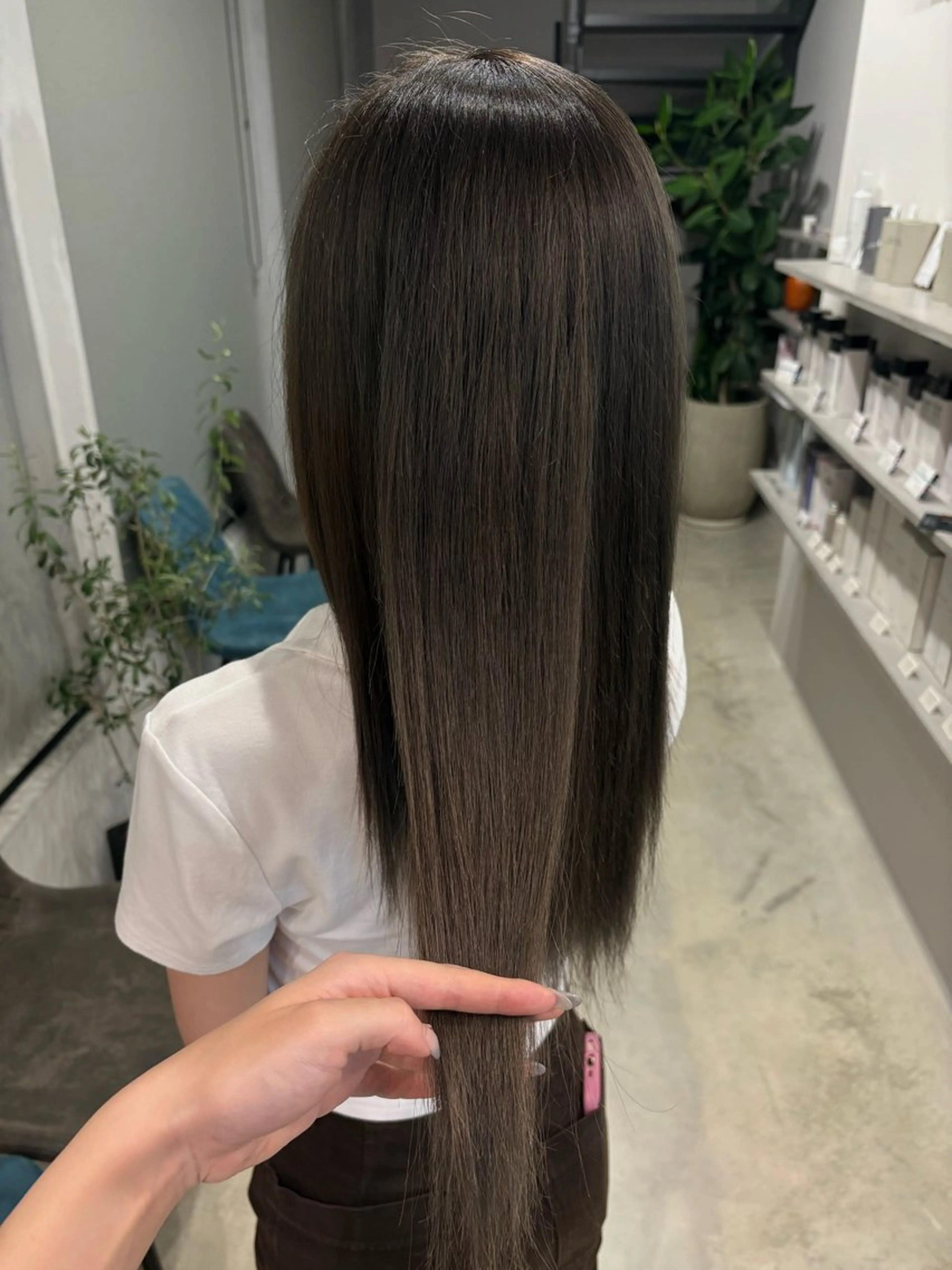 ロング カラー ブリーチ オリーブカラー 宮島 華湖のヘアスタイル