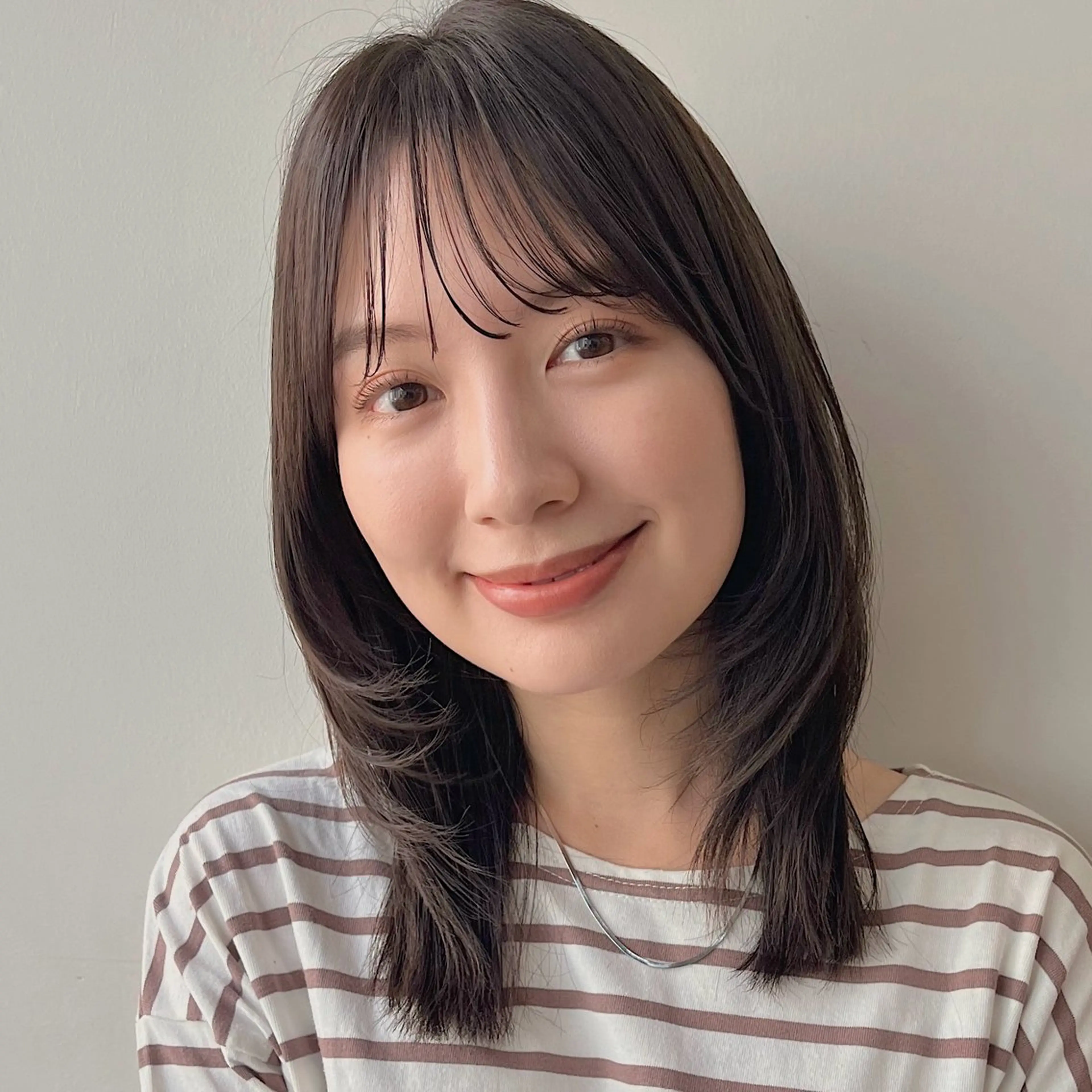 ミディアム カラー ミディアムレイヤー レイヤーカット 似合わせカット シースルーバング カット ヘアカラー あやめ【顔まわり/レ イヤー/柔らかカラ】のヘアスタイル