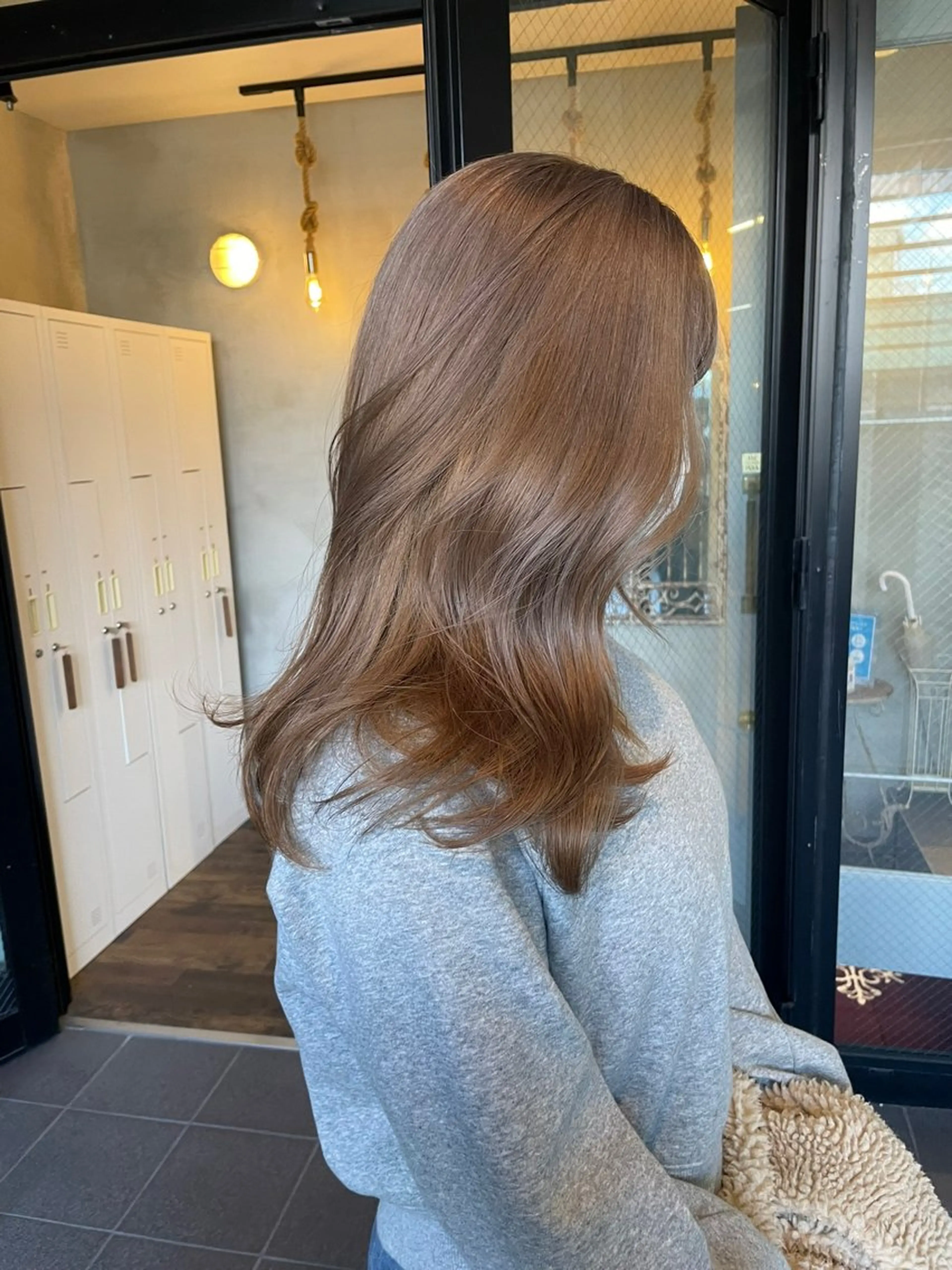 セミロング カラー 赤みなしオリーブ ハイトーン×レイヤーのヘアスタイル