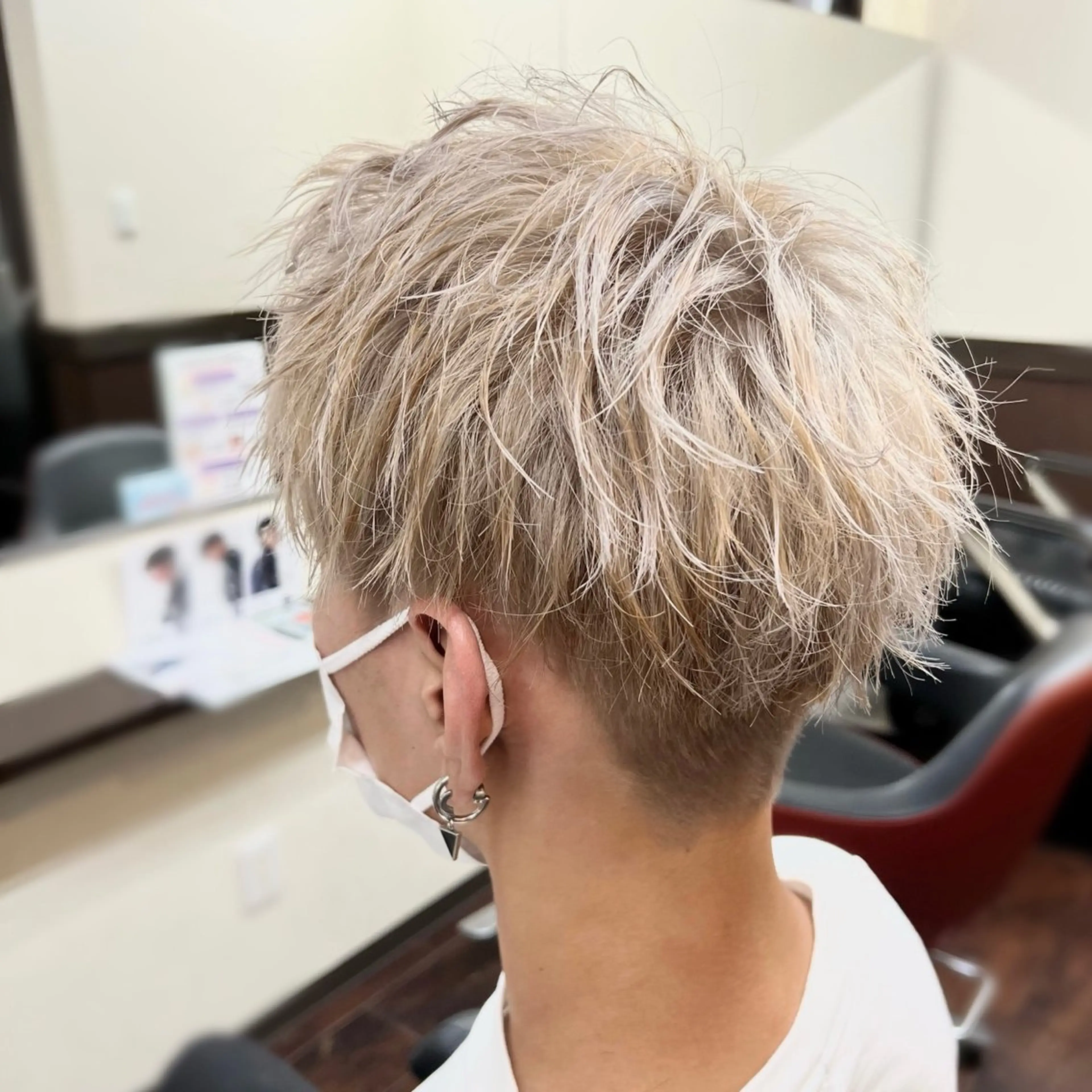 ショート カラー ブロンド ホワイトブロンド LAFF所属・土田 紘太のヘアスタイル