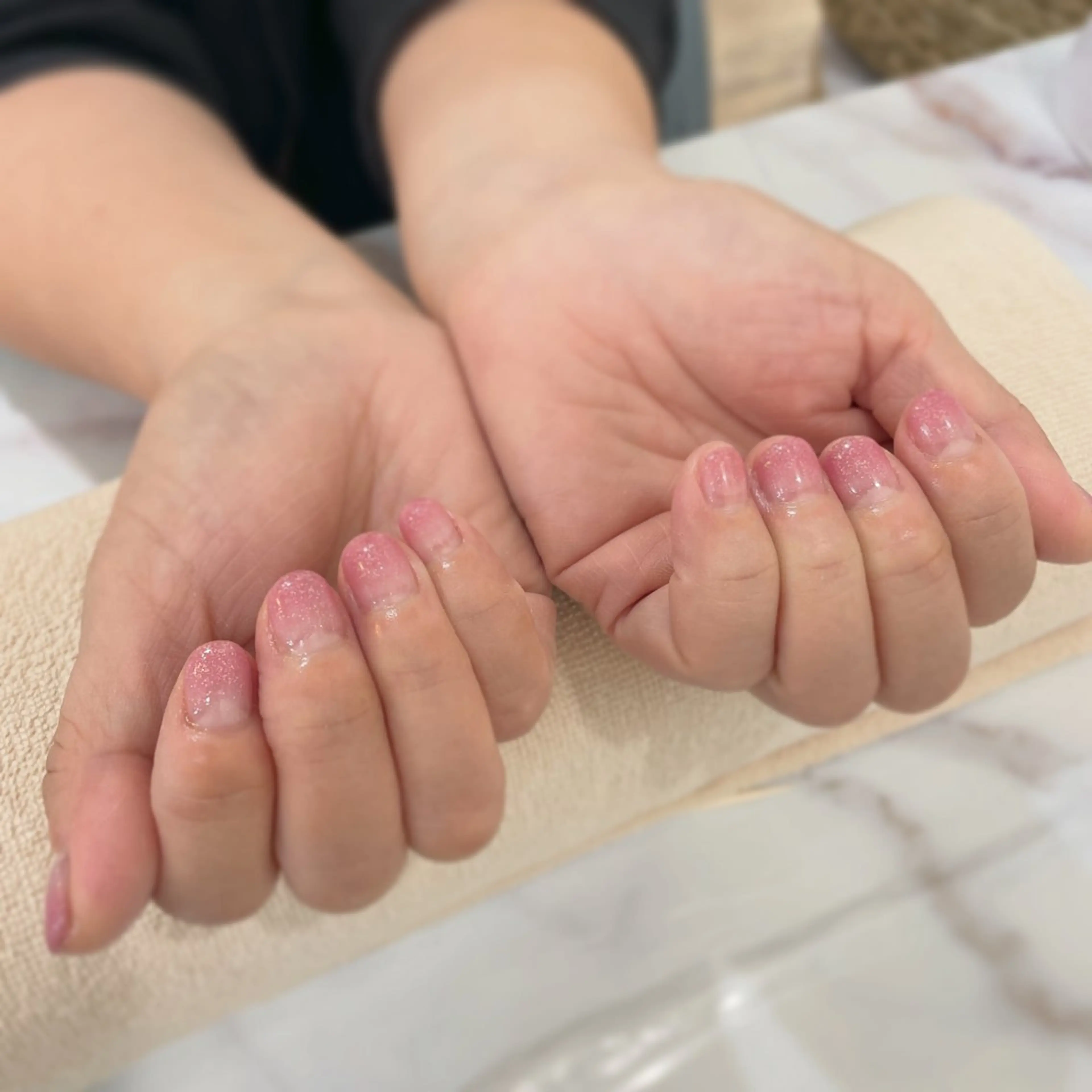 ネイル グラデーション ラメ(グリッター) ラメグラデーション ピンク ハンドネイル Kusano / エルミタージュなんばのネイルデザイン