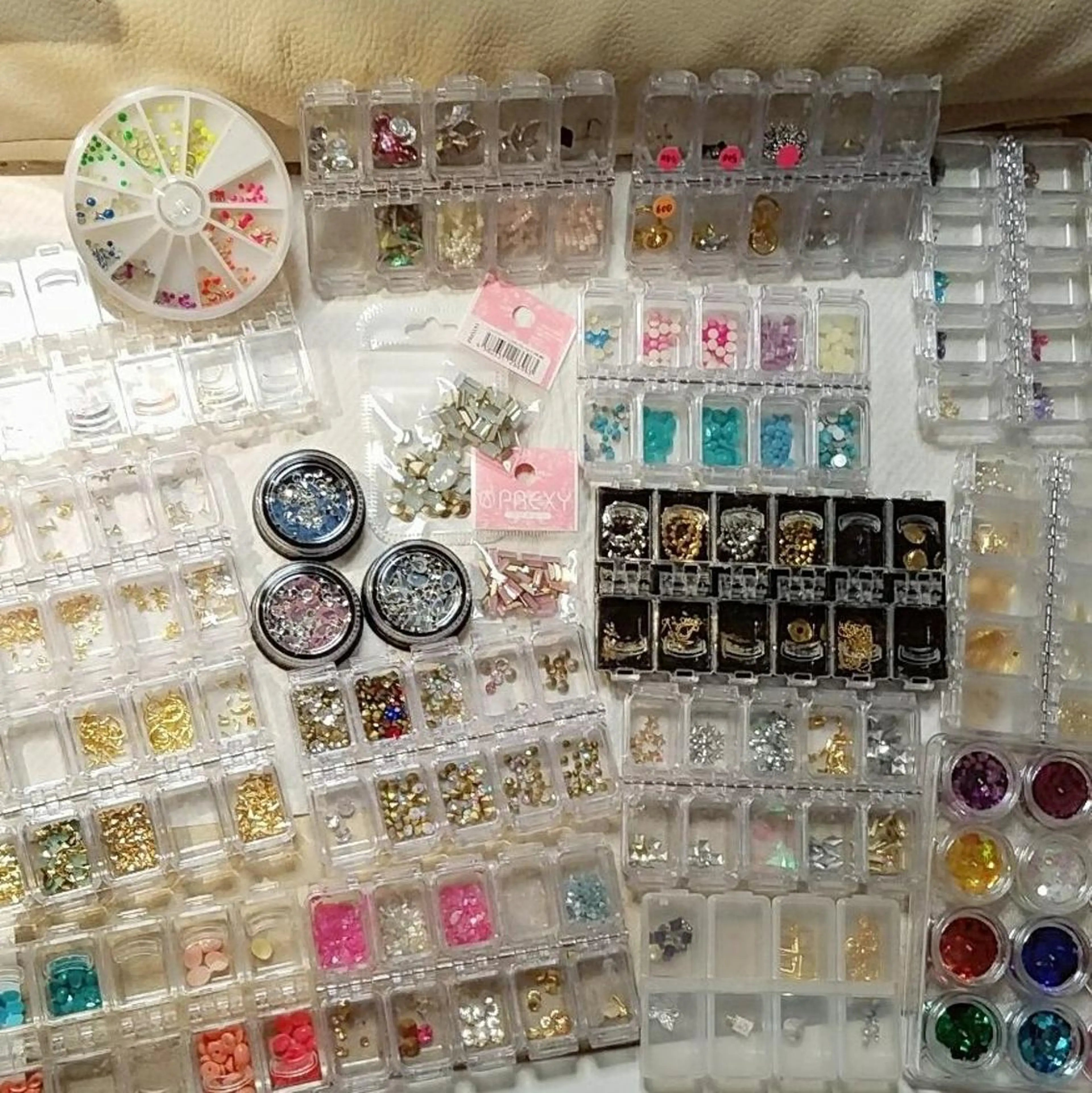 ネイル ストーンネイル ＪＥＷＥＬ ＮＡＩＬのネイルデザイン